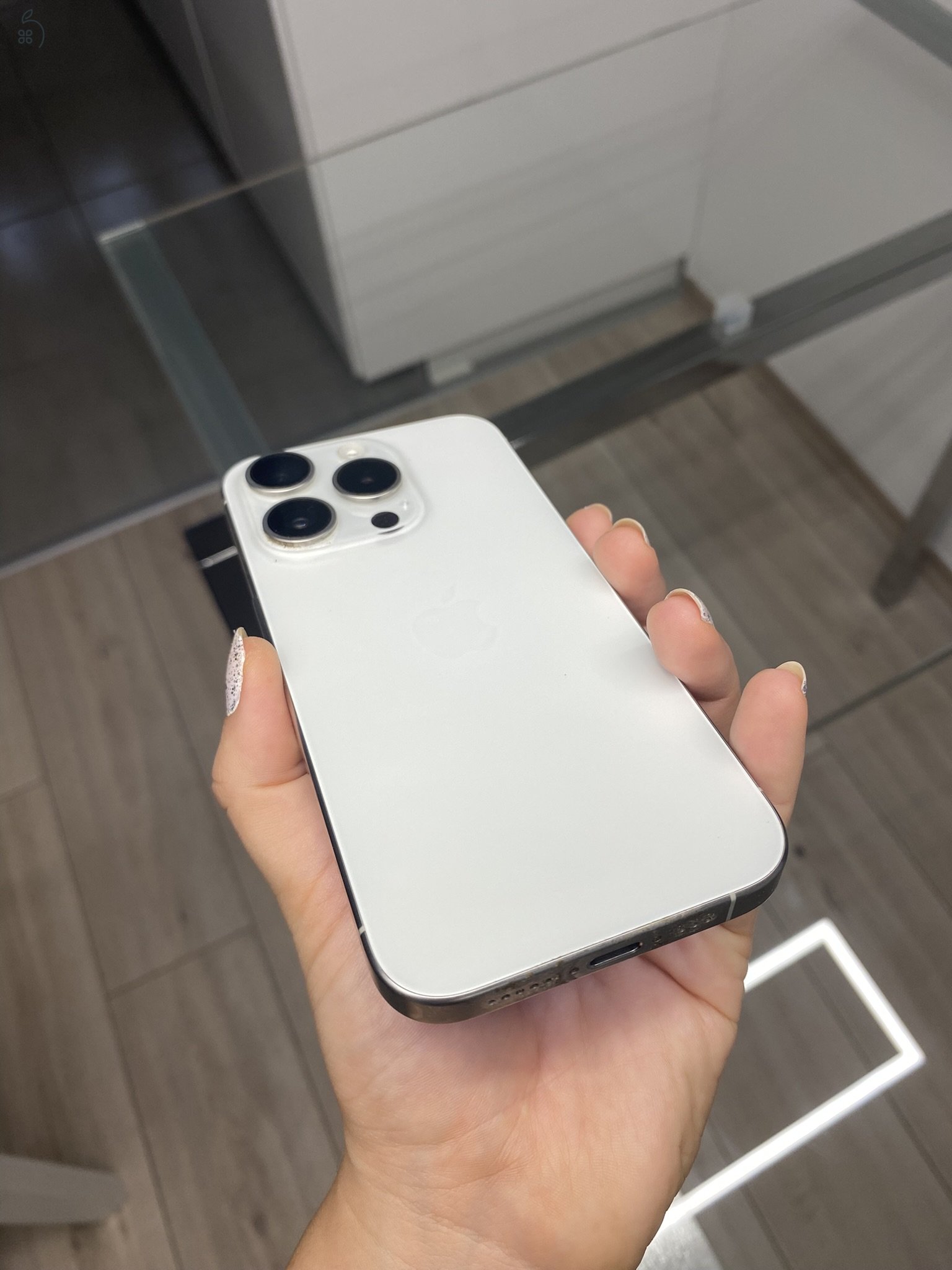  iPhone 15 Pro (1 TB, fehér titán, kártyafüggetlen)