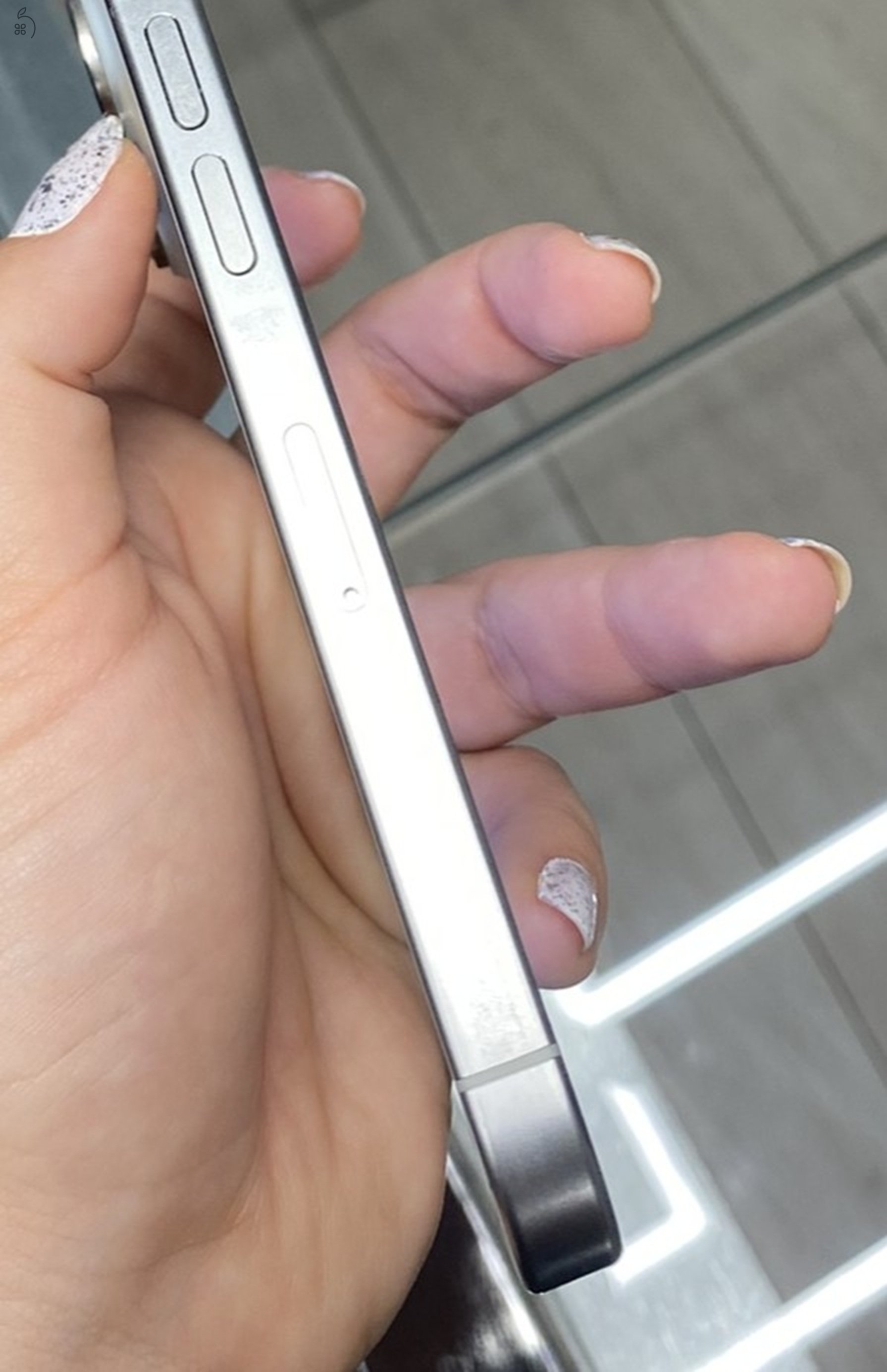  iPhone 15 Pro (1 TB, fehér titán, kártyafüggetlen)