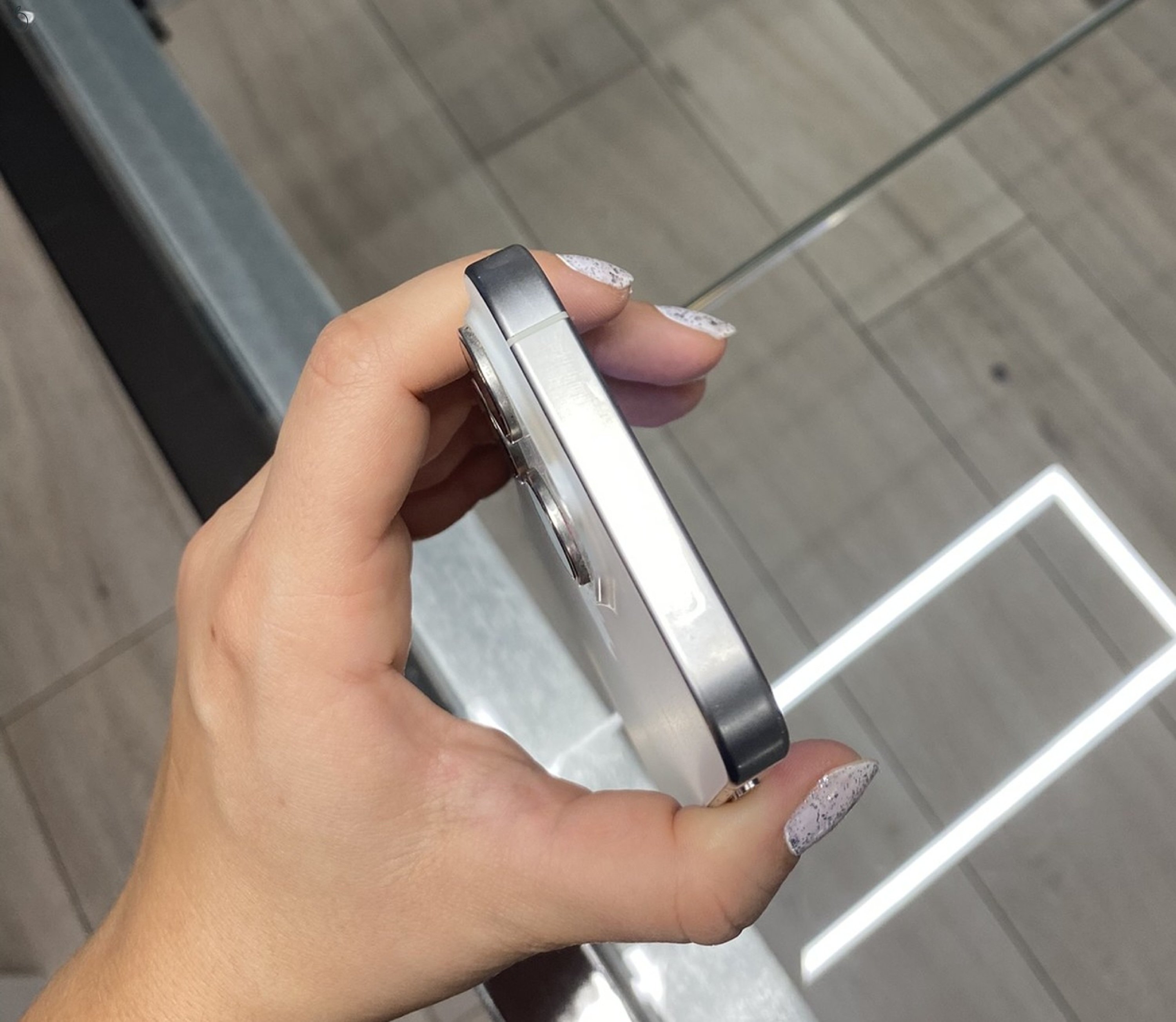  iPhone 15 Pro (1 TB, fehér titán, kártyafüggetlen)