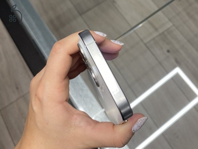  iPhone 15 Pro (1 TB, fehér titán, kártyafüggetlen)