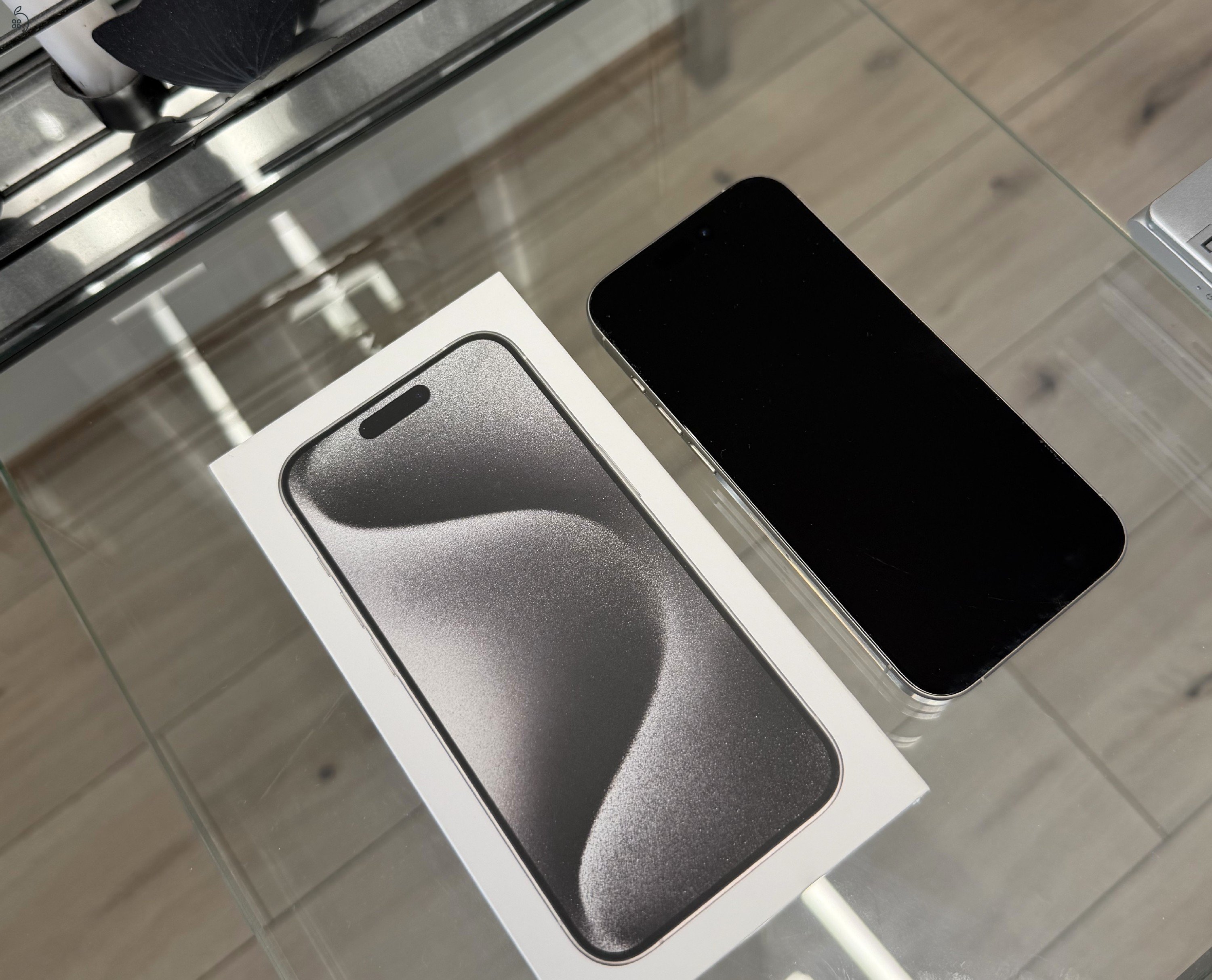  iPhone 15 Pro (1 TB, fehér titán, kártyafüggetlen)