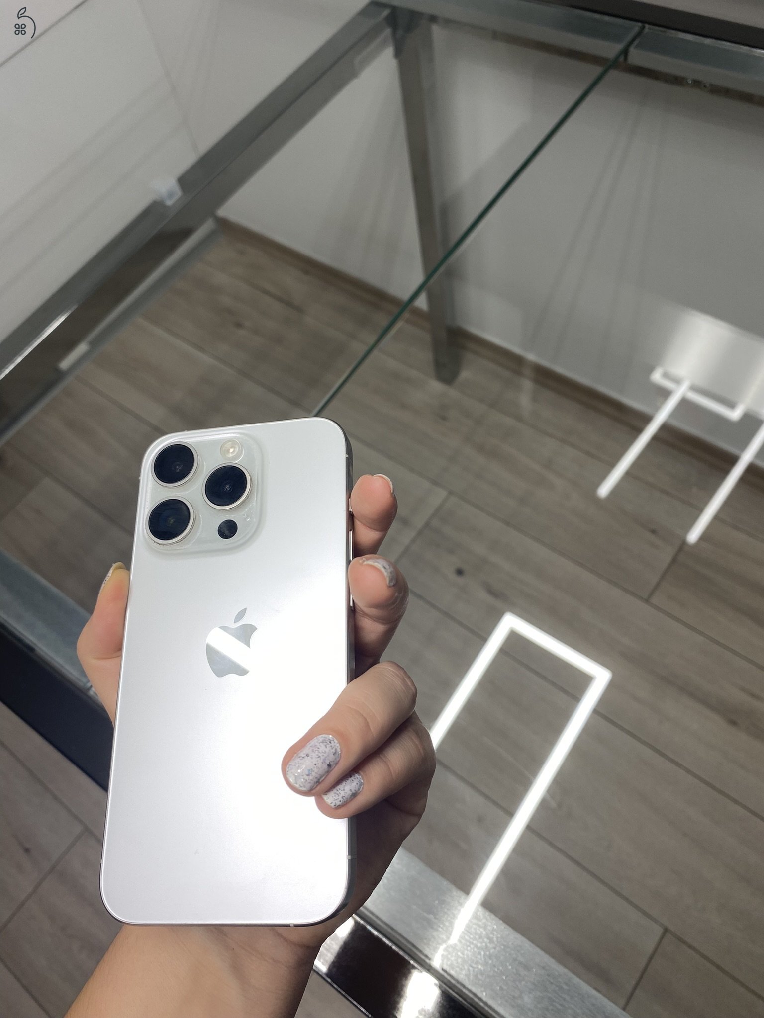  iPhone 15 Pro (1 TB, fehér titán, kártyafüggetlen)