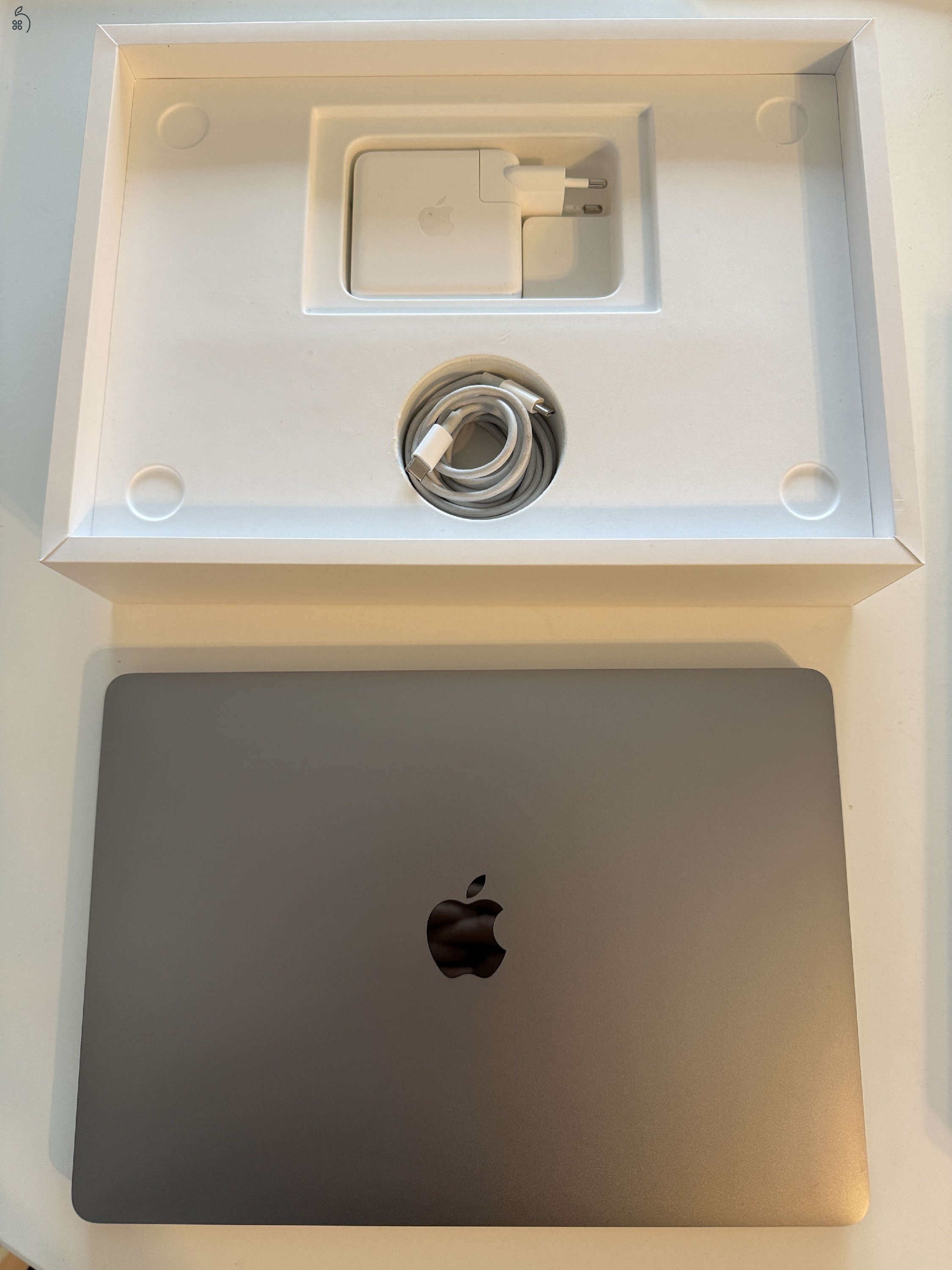 13” MacBook Pro (M1, 8GB / 256GB) – szép állapot, céges számlával, 27% ÁFÁ-val!