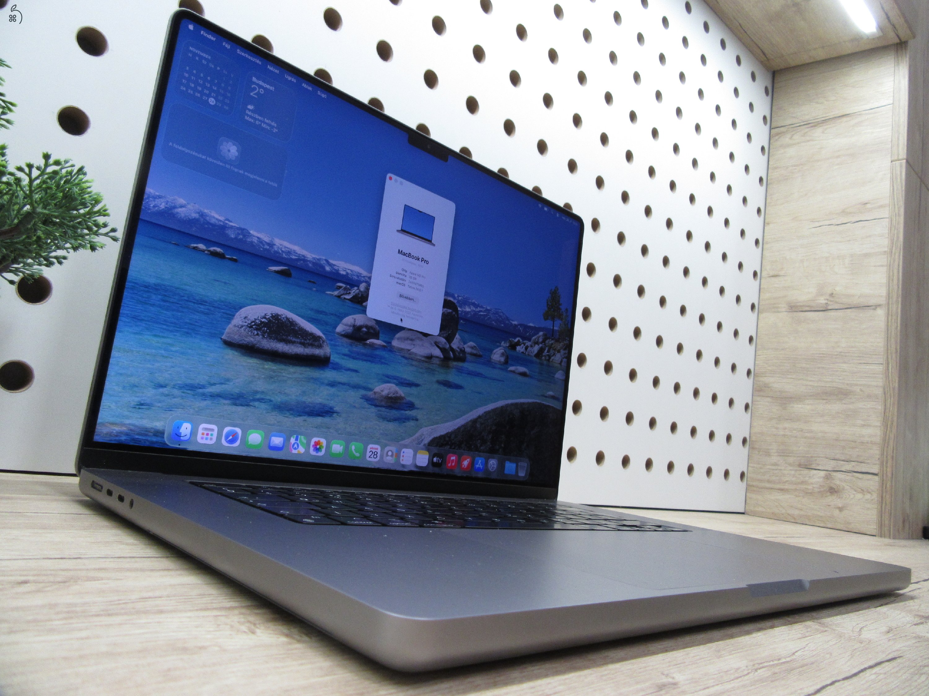 Apple MacBook Pro 16” (2023, M2 Pro) – Liquid Retina XDR + ProMotion 120 Hz, akár 21 óra – 32 GB RAM – 500 GB SSD – Használt, karcmentes – 68 ciklus / 94% akku – 3 hónap garancia