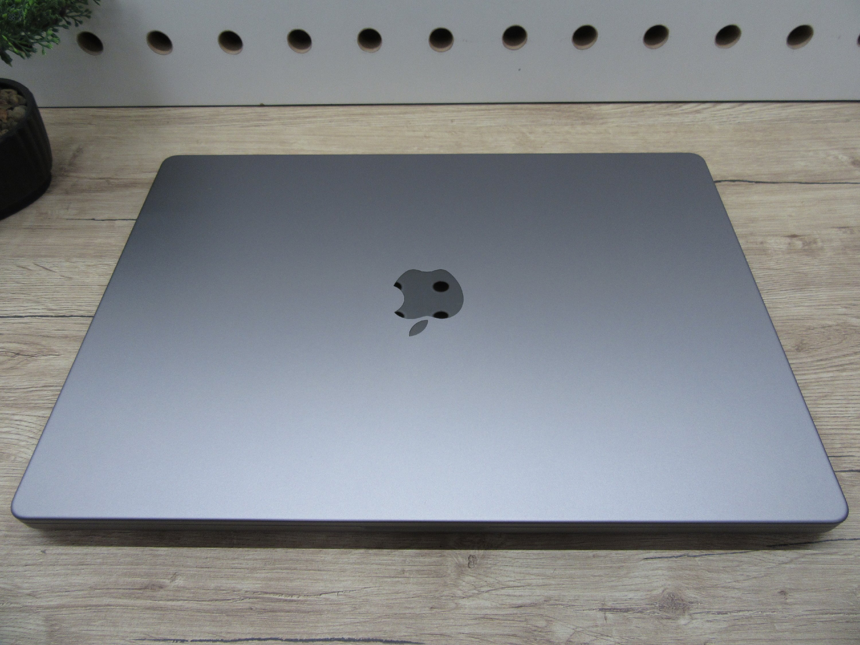 Apple MacBook Pro 16” (2023, M2 Pro) – Liquid Retina XDR + ProMotion 120 Hz, akár 21 óra – 32 GB RAM – 500 GB SSD – Használt, karcmentes – 68 ciklus / 94% akku – 3 hónap garancia