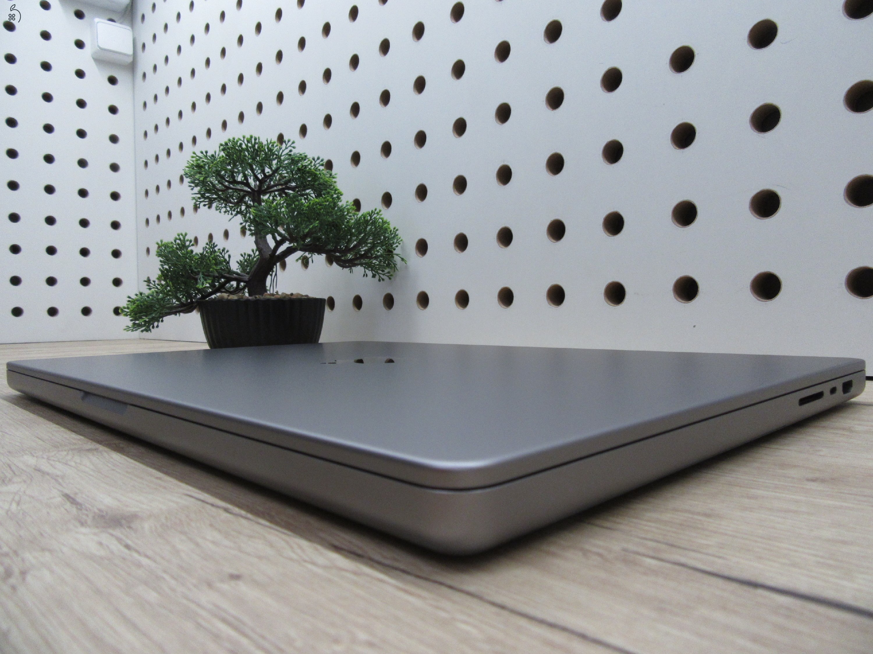 Apple MacBook Pro 16” (2023, M2 Pro) – Liquid Retina XDR + ProMotion 120 Hz, akár 21 óra – 32 GB RAM – 500 GB SSD – Használt, karcmentes – 68 ciklus / 94% akku – 3 hónap garancia