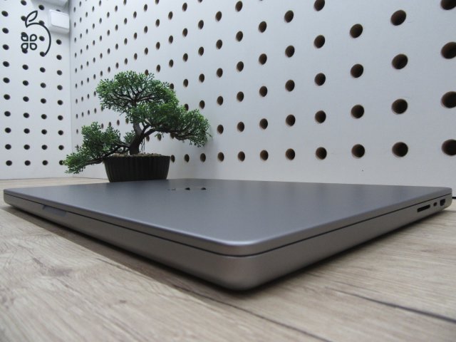 Apple MacBook Pro 16” (2023, M2 Pro) – Liquid Retina XDR + ProMotion 120 Hz, akár 21 óra – 32 GB RAM – 500 GB SSD – Használt, karcmentes – 68 ciklus / 94% akku – 3 hónap garancia