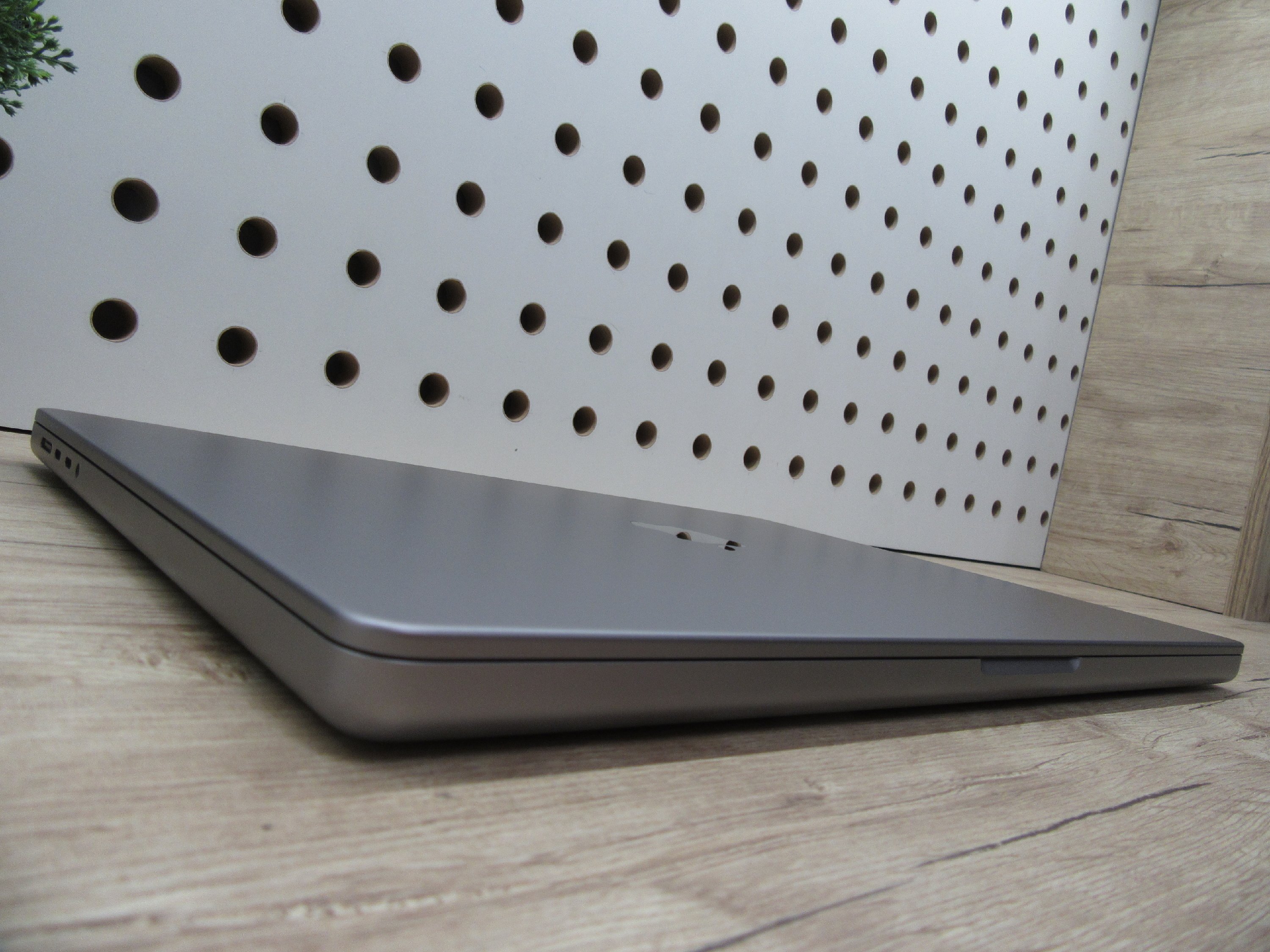 Apple MacBook Pro 16” (2023, M2 Pro) – Liquid Retina XDR + ProMotion 120 Hz, akár 21 óra – 32 GB RAM – 500 GB SSD – Használt, karcmentes – 68 ciklus / 94% akku – 3 hónap garancia