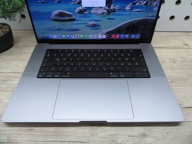 Apple MacBook Pro 16” (2023, M2 Pro) – Liquid Retina XDR + ProMotion 120 Hz, akár 21 óra – 32 GB RAM – 500 GB SSD – Használt, karcmentes – 68 ciklus / 94% akku – 3 hónap garancia