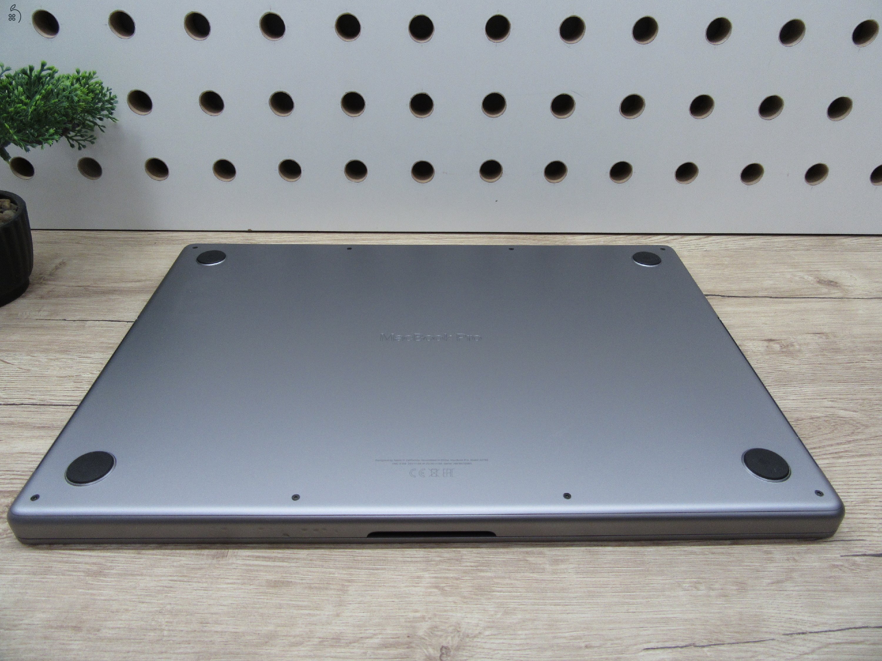 Apple MacBook Pro 16” (2023, M2 Pro) – Liquid Retina XDR + ProMotion 120 Hz, akár 21 óra – 32 GB RAM – 500 GB SSD – Használt, karcmentes – 68 ciklus / 94% akku – 3 hónap garancia