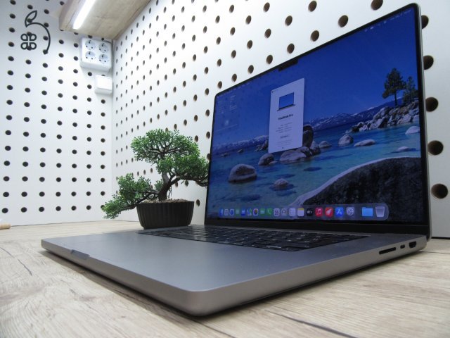 Apple MacBook Pro 16” (2023, M2 Pro) – Liquid Retina XDR + ProMotion 120 Hz, akár 21 óra – 32 GB RAM – 500 GB SSD – Használt, karcmentes – 68 ciklus / 94% akku – 3 hónap garancia