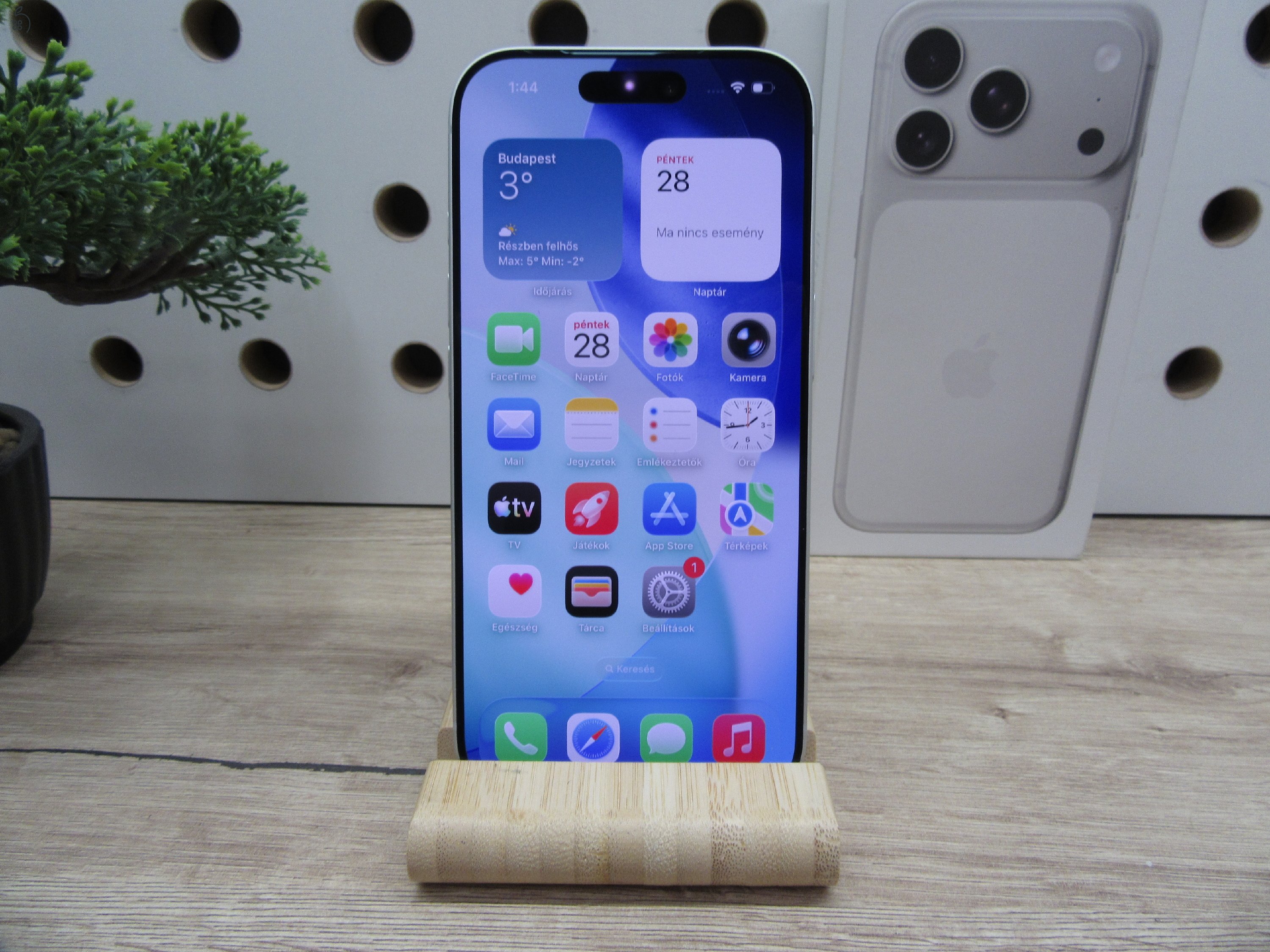 Apple iPhone 17 Pro – Silver – ProMotion 120 Hz, titán dizájn, USB-C – 256 GB – Használt, karcmentes – 100% akku / 0 ciklus – Apple garancia 2026. 11. 27-ig