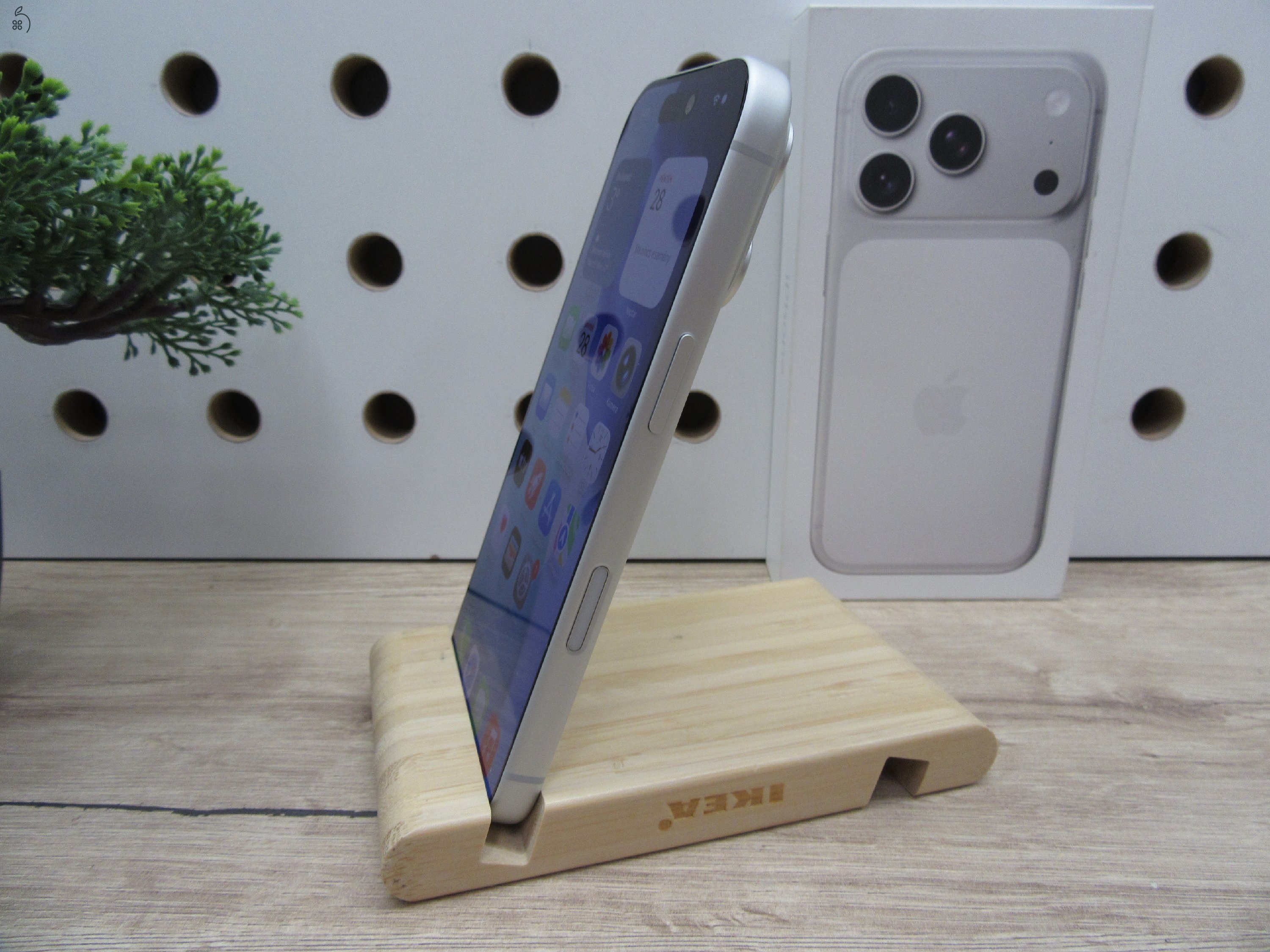 Apple iPhone 17 Pro – Silver – ProMotion 120 Hz, titán dizájn, USB-C – 256 GB – Használt, karcmentes – 100% akku / 0 ciklus – Apple garancia 2026. 11. 27-ig