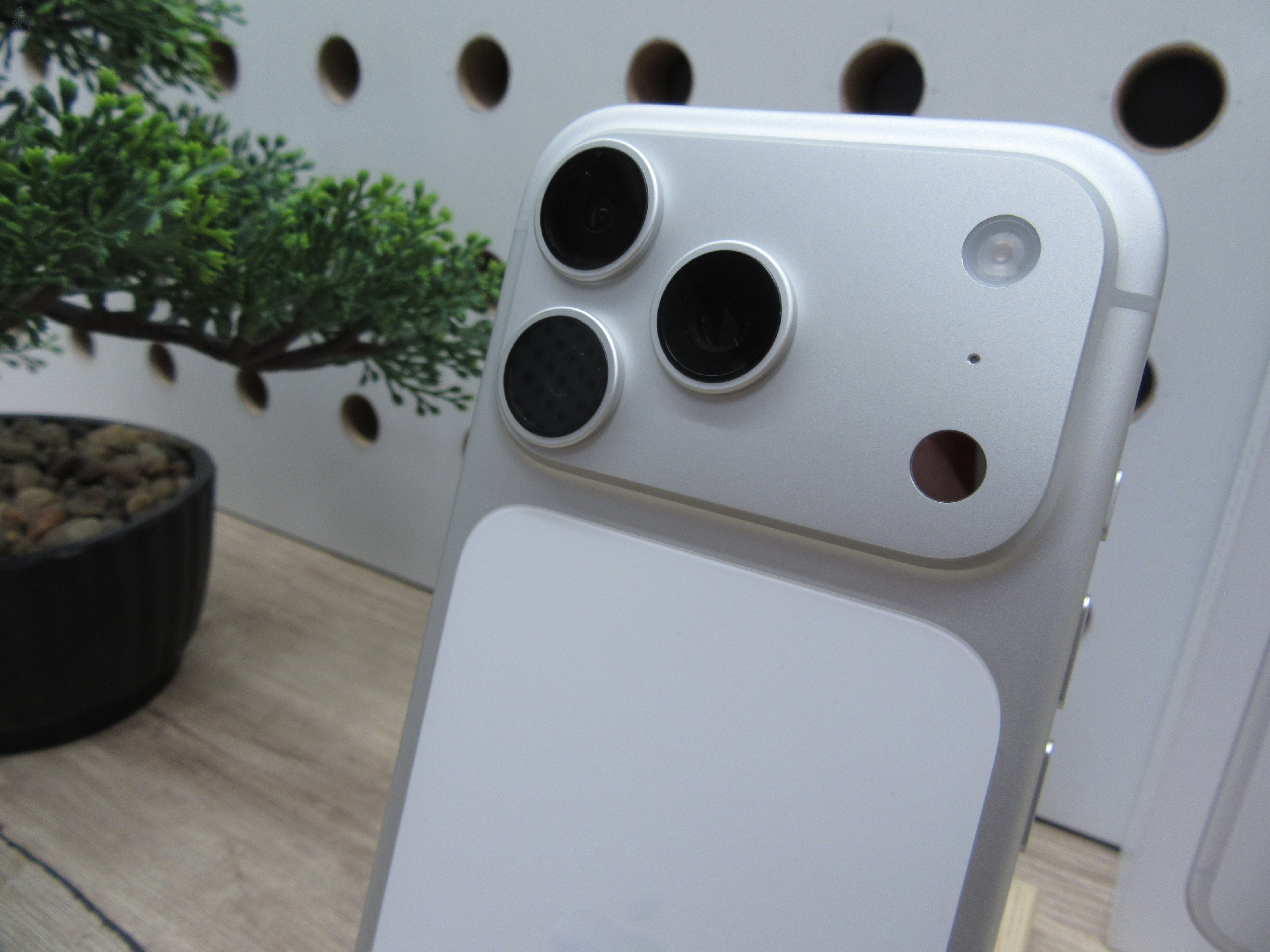 Apple iPhone 17 Pro – Silver – ProMotion 120 Hz, titán dizájn, USB-C – 256 GB – Használt, karcmentes – 100% akku / 0 ciklus – Apple garancia 2026. 11. 27-ig