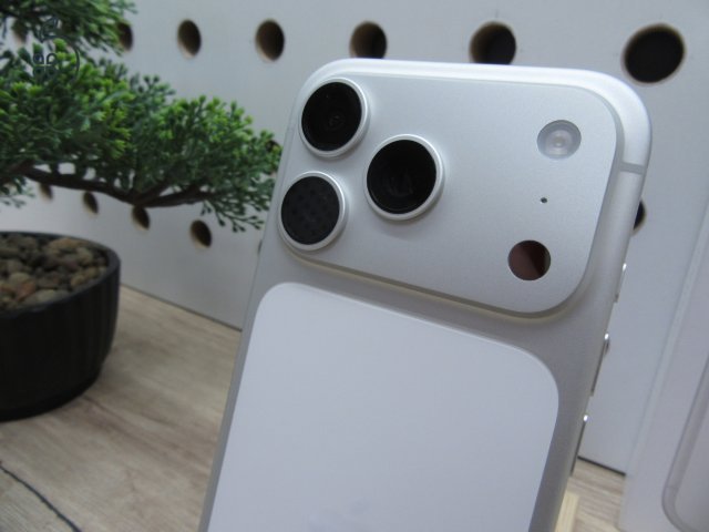 Apple iPhone 17 Pro – Silver – ProMotion 120 Hz, titán dizájn, USB-C – 256 GB – Használt, karcmentes – 100% akku / 0 ciklus – Apple garancia 2026. 11. 27-ig