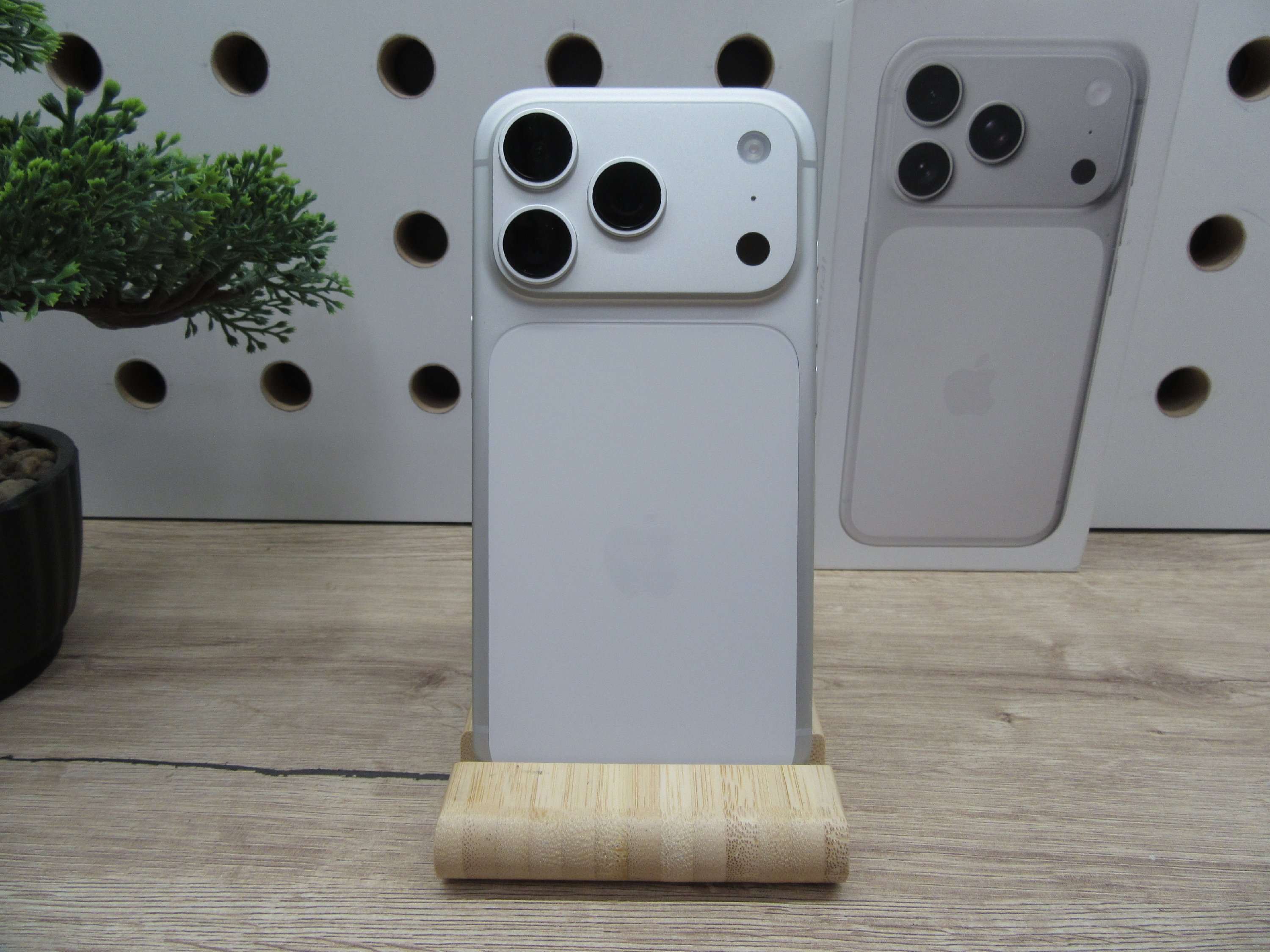 Apple iPhone 17 Pro – Silver – ProMotion 120 Hz, titán dizájn, USB-C – 256 GB – Használt, karcmentes – 100% akku / 0 ciklus – Apple garancia 2026. 11. 27-ig