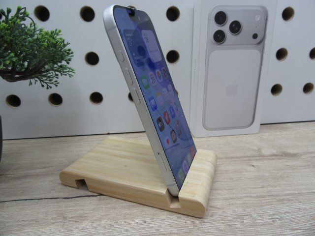 Apple iPhone 17 Pro – Silver – ProMotion 120 Hz, titán dizájn, USB-C – 256 GB – Használt, karcmentes – 100% akku / 0 ciklus – Apple garancia 2026. 11. 27-ig