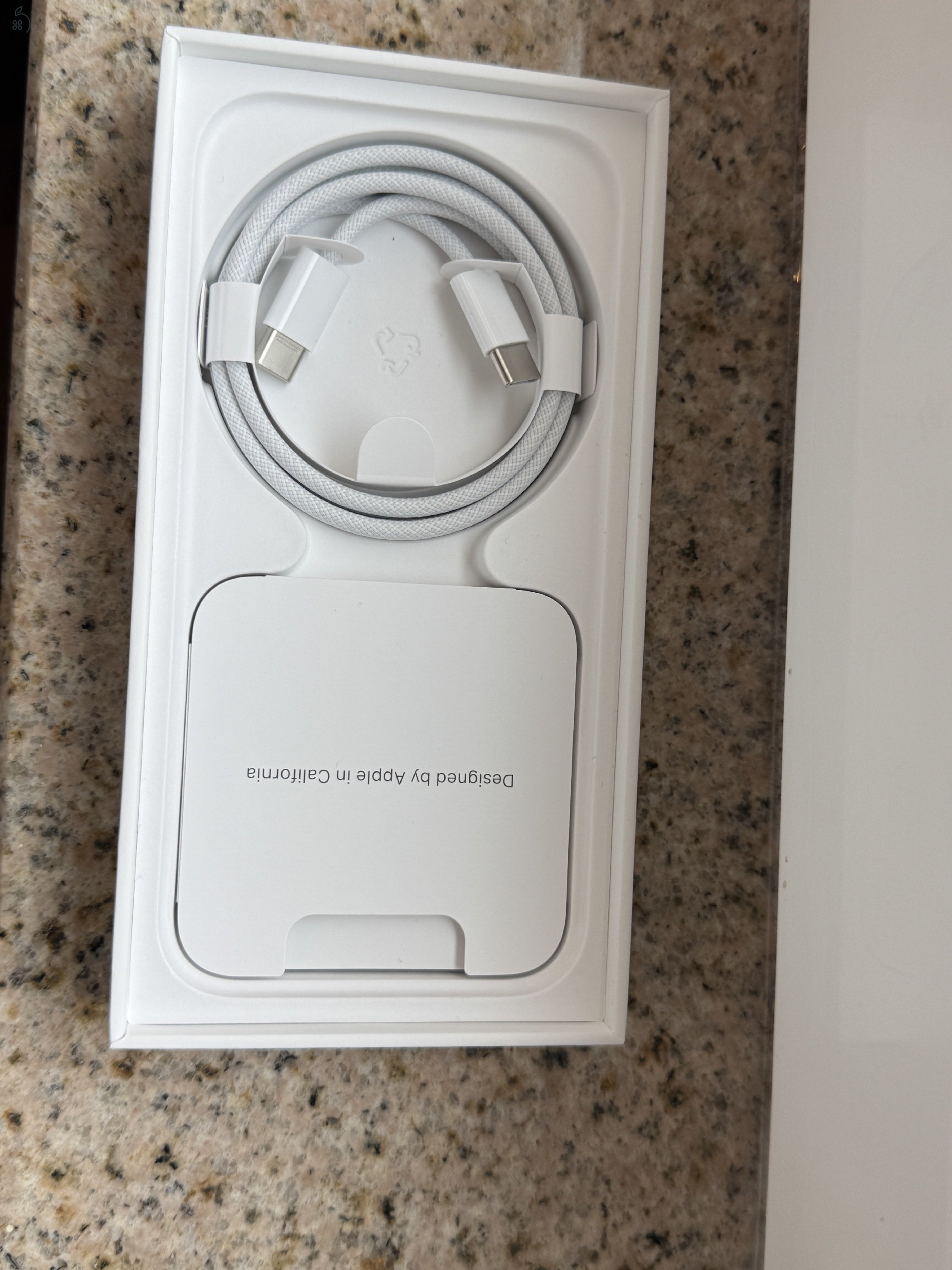 Újszerű Iphone  15 pro 128gb független (1 év gari)