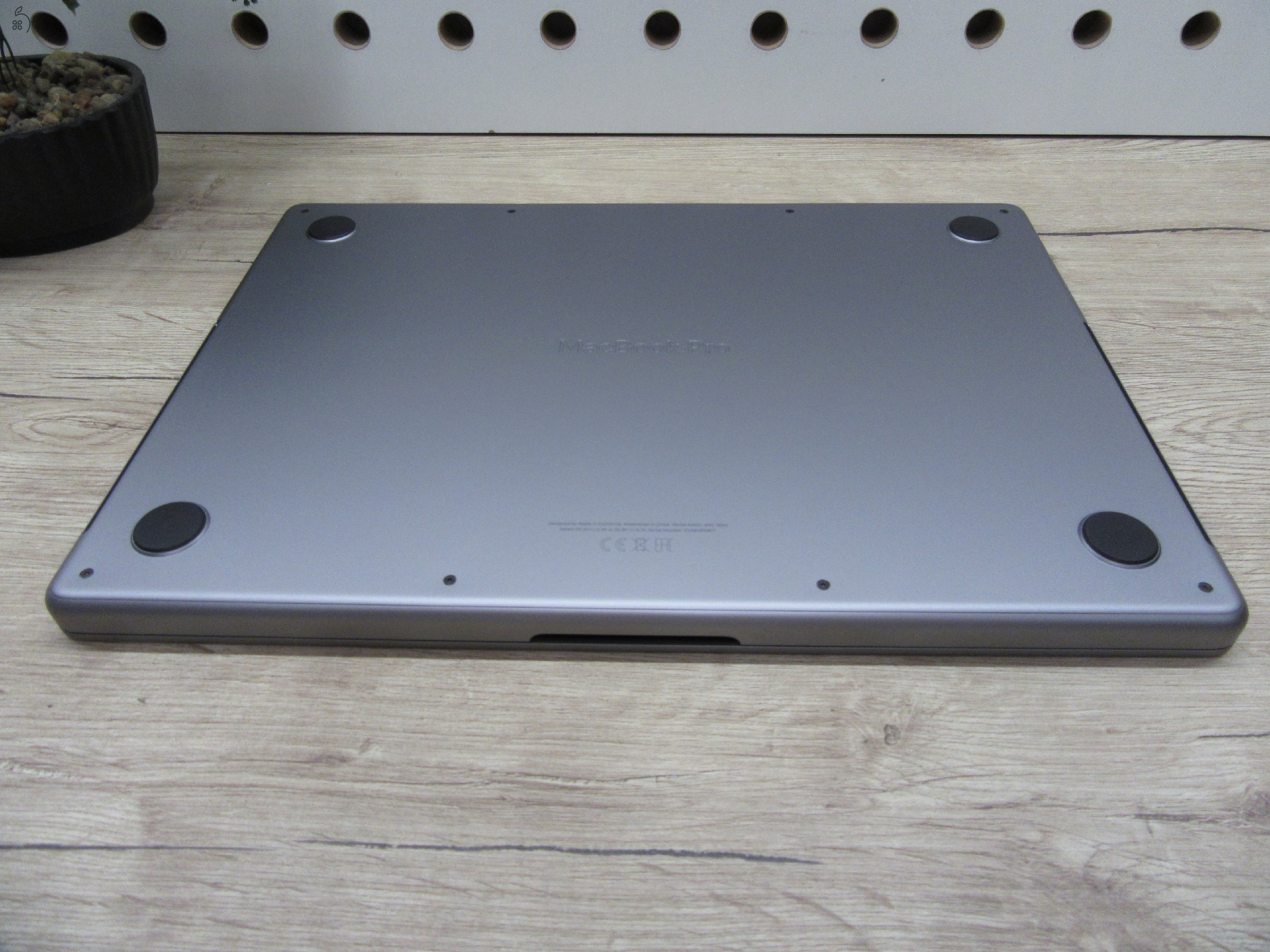 Apple MacBook Pro 14” (2021, M1 Pro) – Liquid Retina XDR + ProMotion 120 Hz, akár 17 óra – 16 GB RAM – 500 GB SSD – Használt, karcmentes – 188 ciklus – 3 hónap garancia