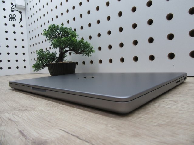 Apple MacBook Pro 14” (2021, M1 Pro) – Liquid Retina XDR + ProMotion 120 Hz, akár 17 óra – 16 GB RAM – 500 GB SSD – Használt, karcmentes – 188 ciklus – 3 hónap garancia