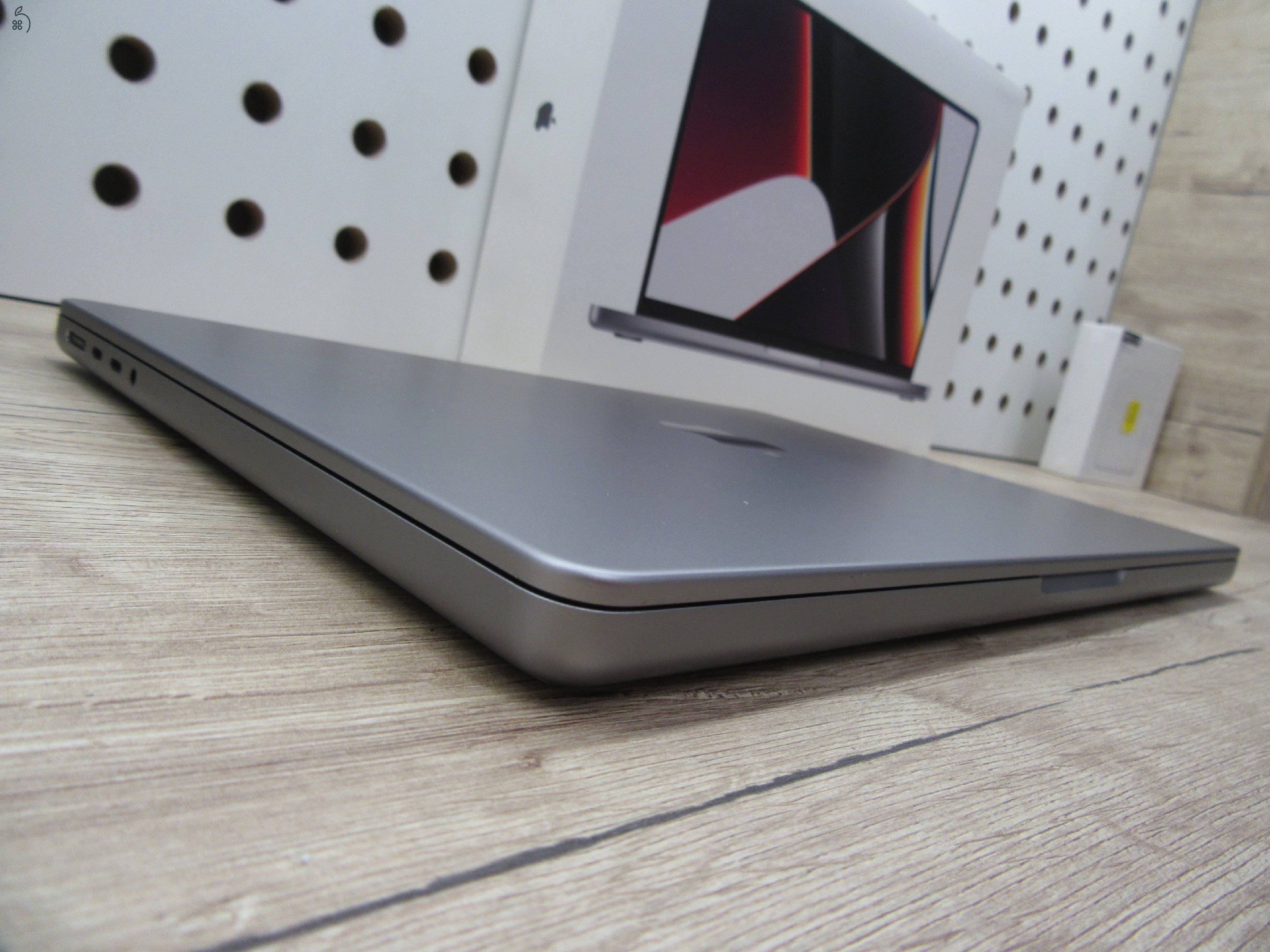 Apple MacBook Pro 14” (2021, M1 Pro) – Liquid Retina XDR + ProMotion 120 Hz, akár 17 óra – 16 GB RAM – 500 GB SSD – Használt, szép állapot – ~85% akku – 3 hónap garancia