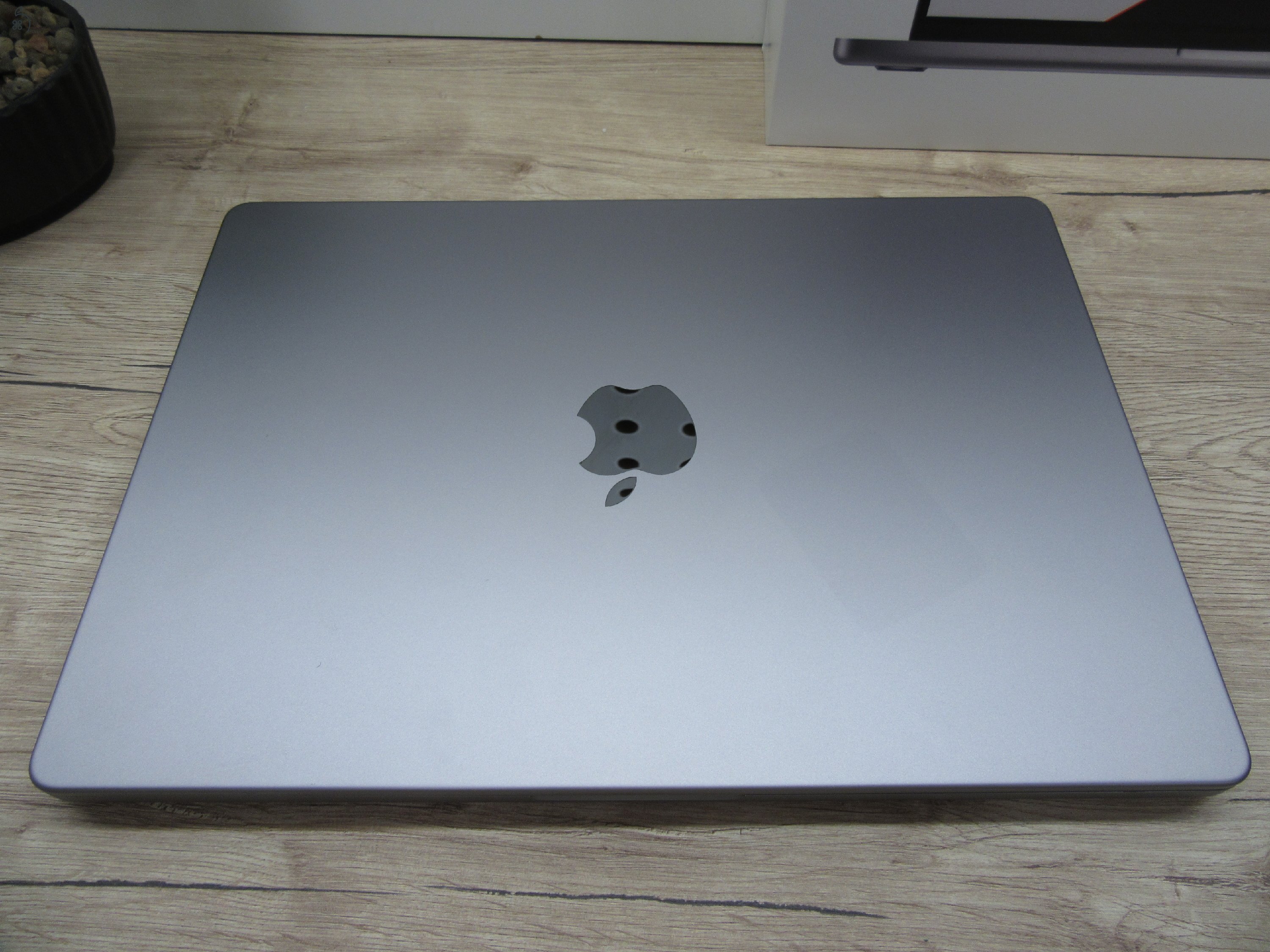 Apple MacBook Pro 14” (2021, M1 Pro) – Liquid Retina XDR + ProMotion 120 Hz, akár 17 óra – 16 GB RAM – 500 GB SSD – Használt, szép állapot – ~85% akku – 3 hónap garancia