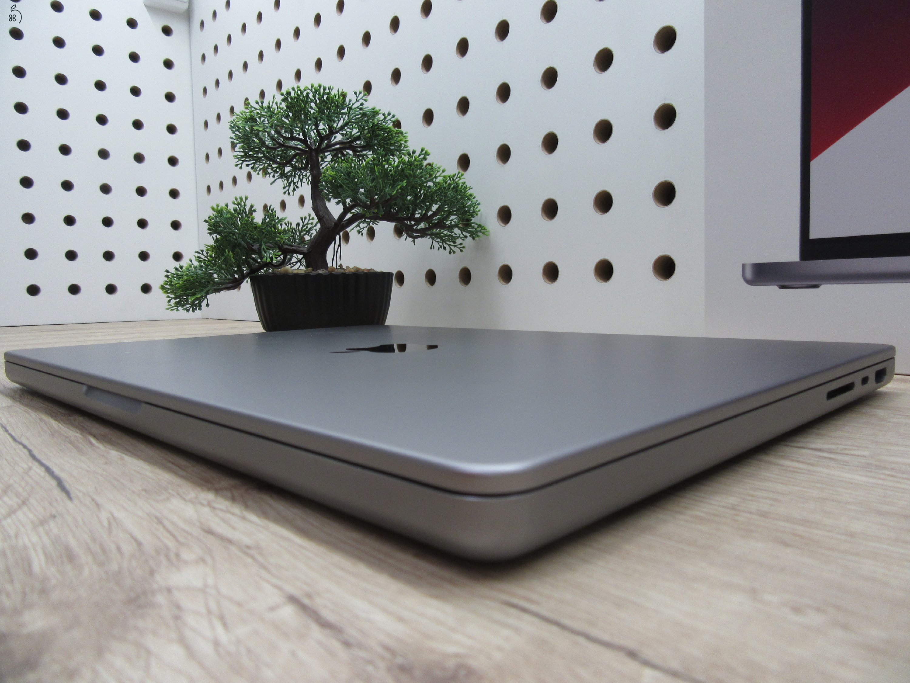 Apple MacBook Pro 14” (2021, M1 Pro) – Liquid Retina XDR + ProMotion 120 Hz, akár 17 óra – 16 GB RAM – 500 GB SSD – Használt, szép állapot – ~85% akku – 3 hónap garancia