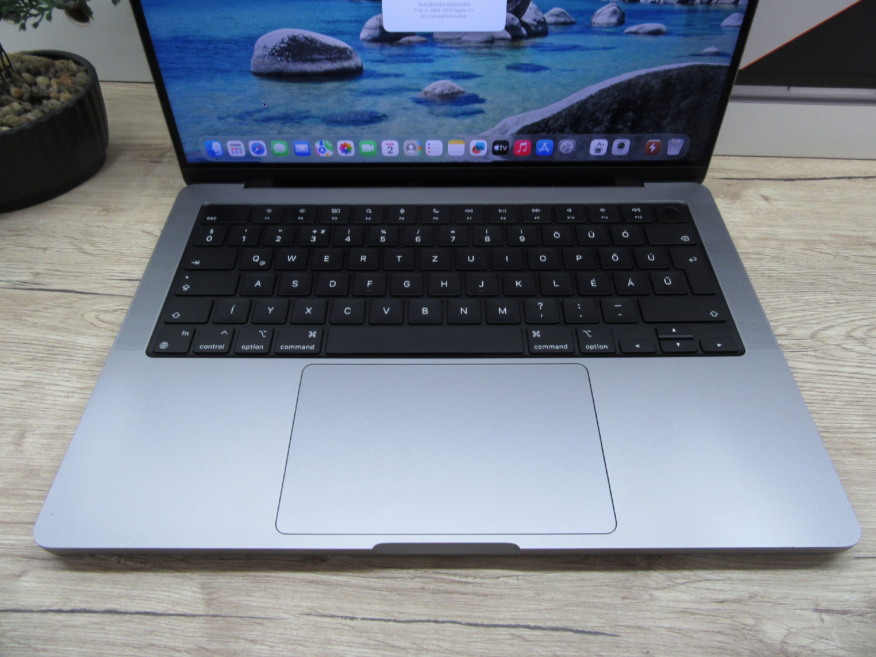 Apple MacBook Pro 14” (2021, M1 Pro) – Liquid Retina XDR + ProMotion 120 Hz, akár 17 óra – 16 GB RAM – 500 GB SSD – Használt, szép állapot – ~85% akku – 3 hónap garancia