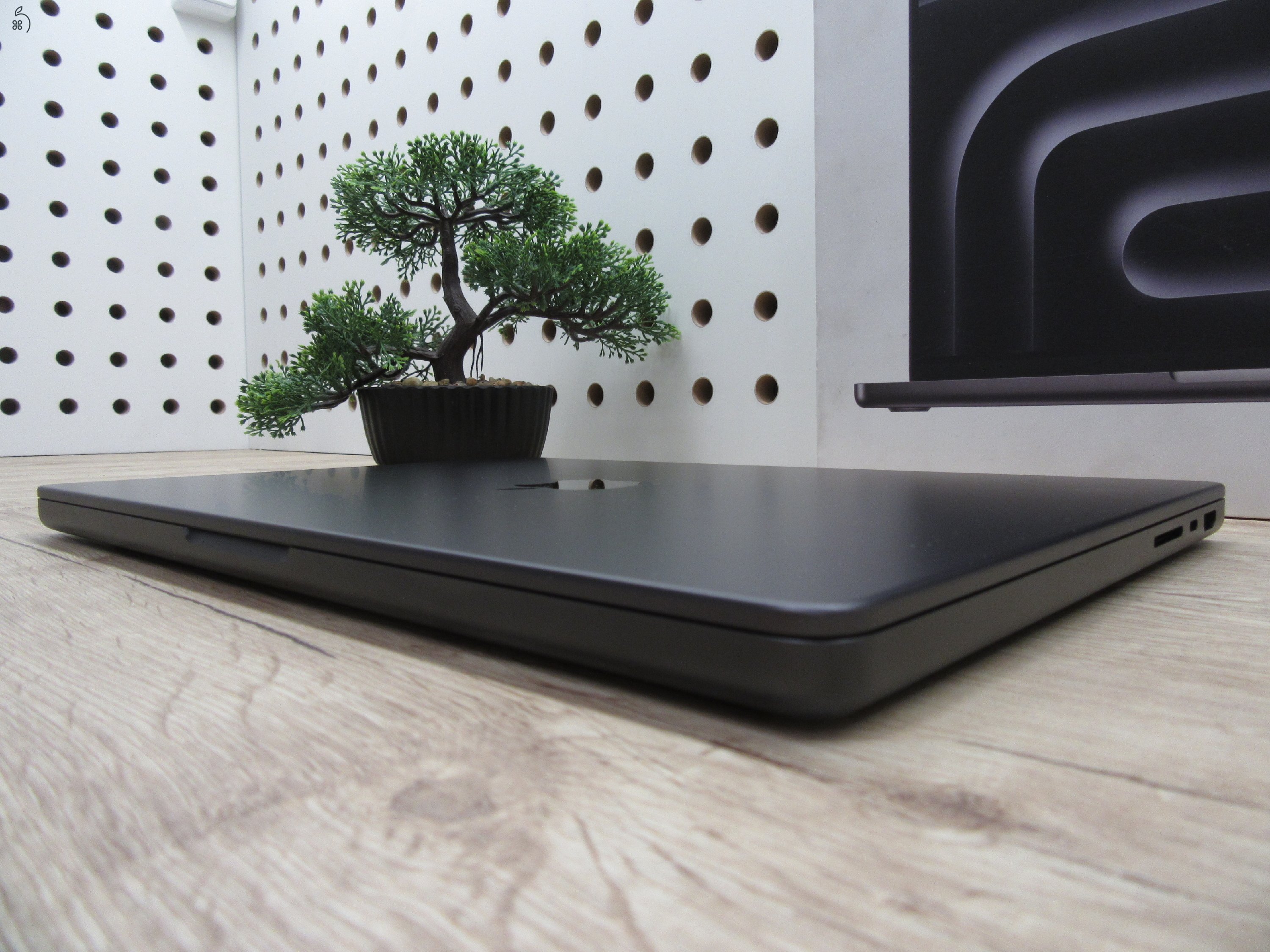 Apple MacBook Pro 14” (2024, M4 Pro) – Liquid Retina XDR + ProMotion 120 Hz, akár 17 óra – 24 GB RAM – 512 GB SSD – Használt, karcmentes – 8 ciklus / 100% akku – 3 hónap garancia