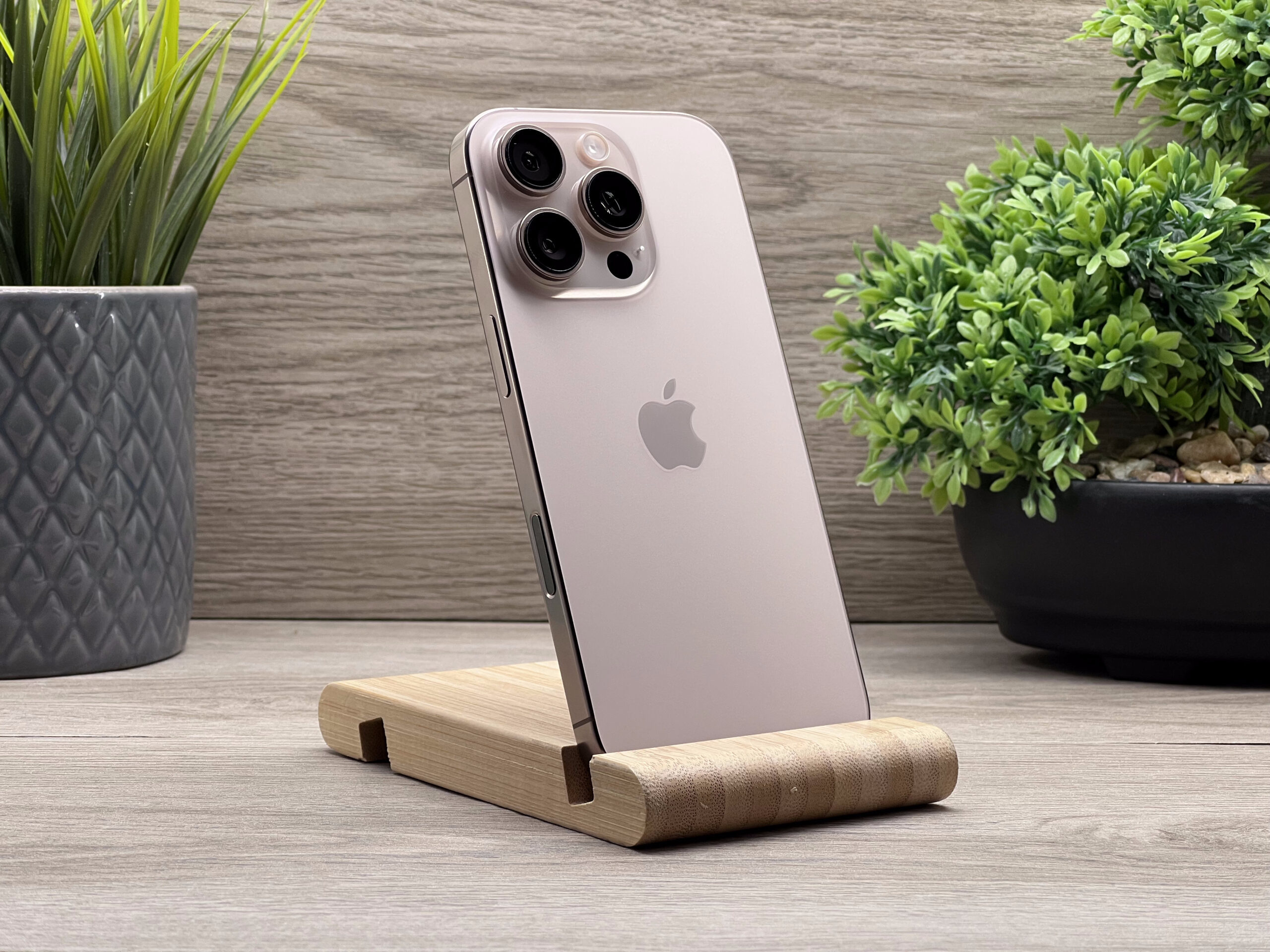 Hibátlan iPhone 16 Pro Desert Titanium 256GB 2 ÉV Garanciával Számlával 91% Akku