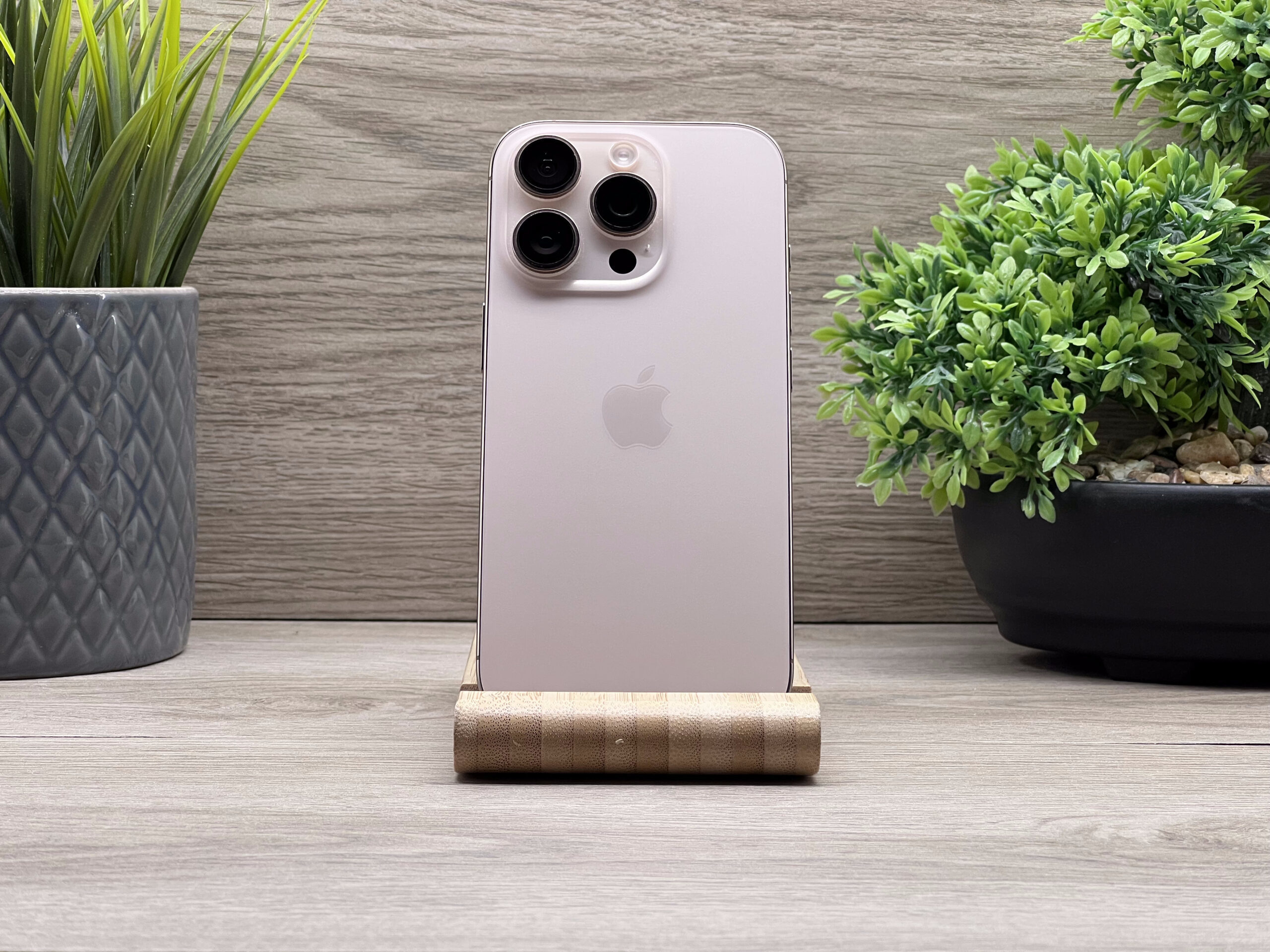 Hibátlan iPhone 16 Pro Desert Titanium 256GB 2 ÉV Garanciával Számlával 93% Akku