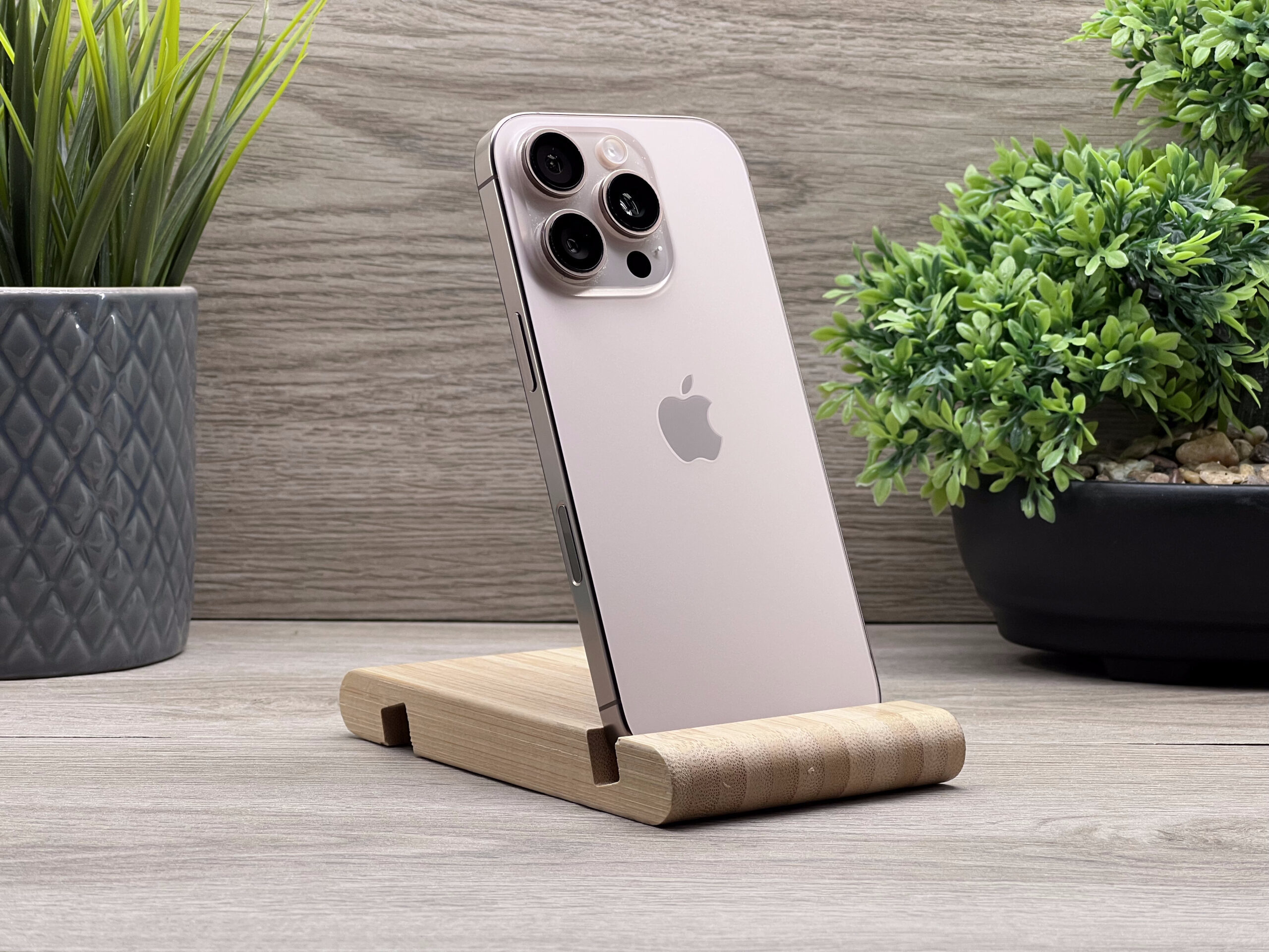 Hibátlan iPhone 16 Pro Desert Titanium 256GB 2 ÉV Garanciával Számlával 93% Akku