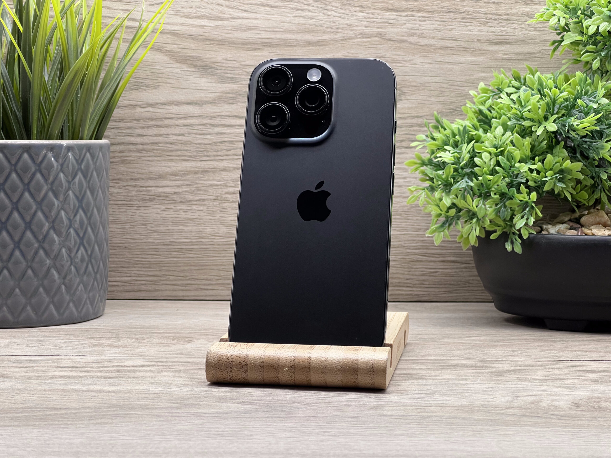 Hibátlan iPhone 16 Pro Black Titanium 128GB 2 ÉV Garanciával Számlával 100% Akku