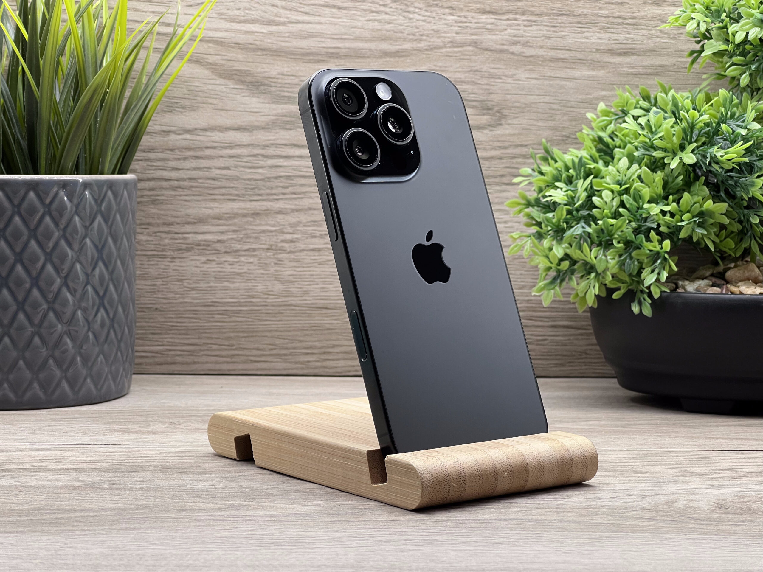 Hibátlan iPhone 16 Pro Black Titanium 128GB 2 ÉV Garanciával Számlával 100% Akku