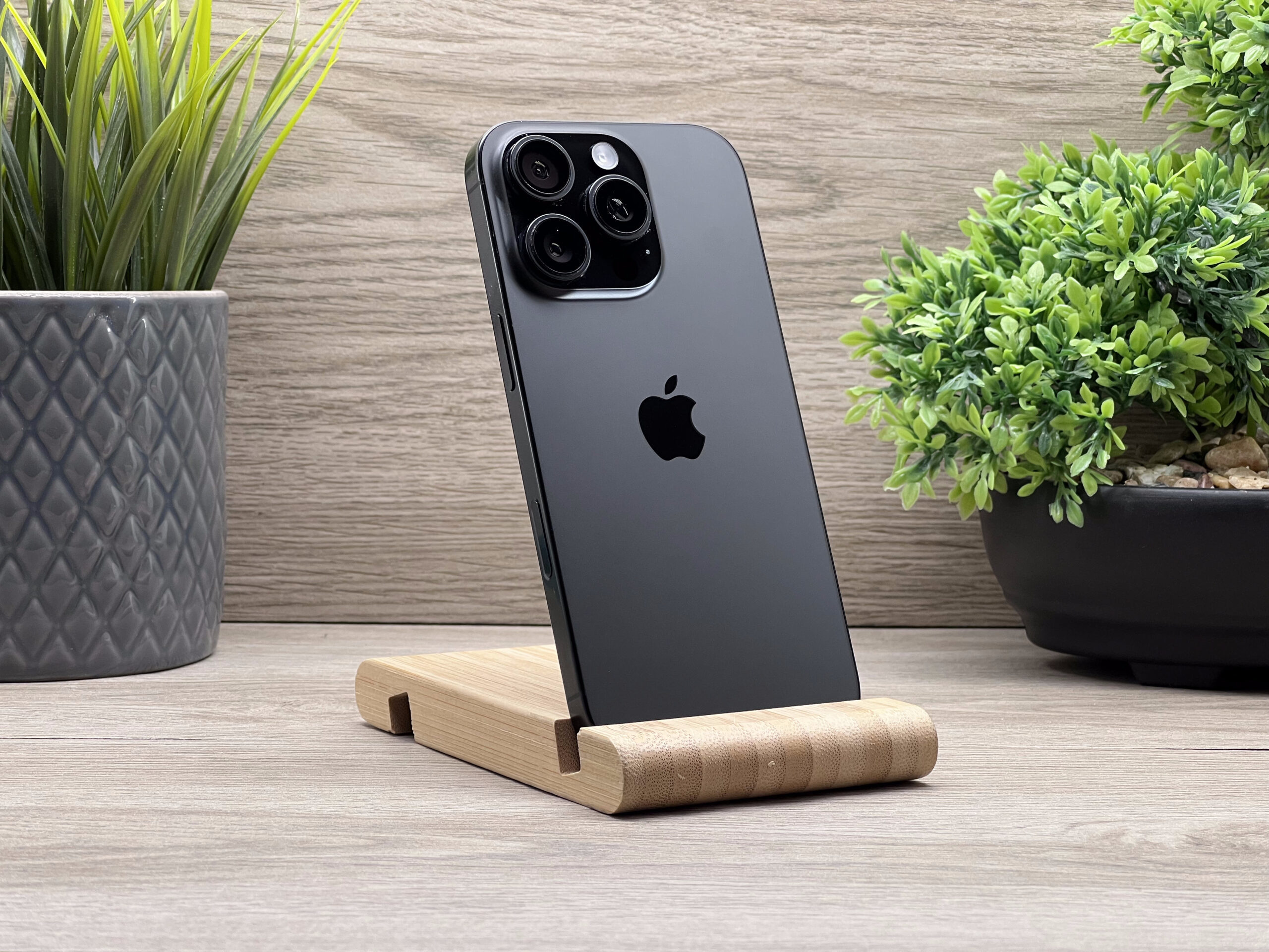 Hibátlan iPhone 16 Pro Black Titanium 128GB 2 ÉV Garanciával Számlával 100% Akku