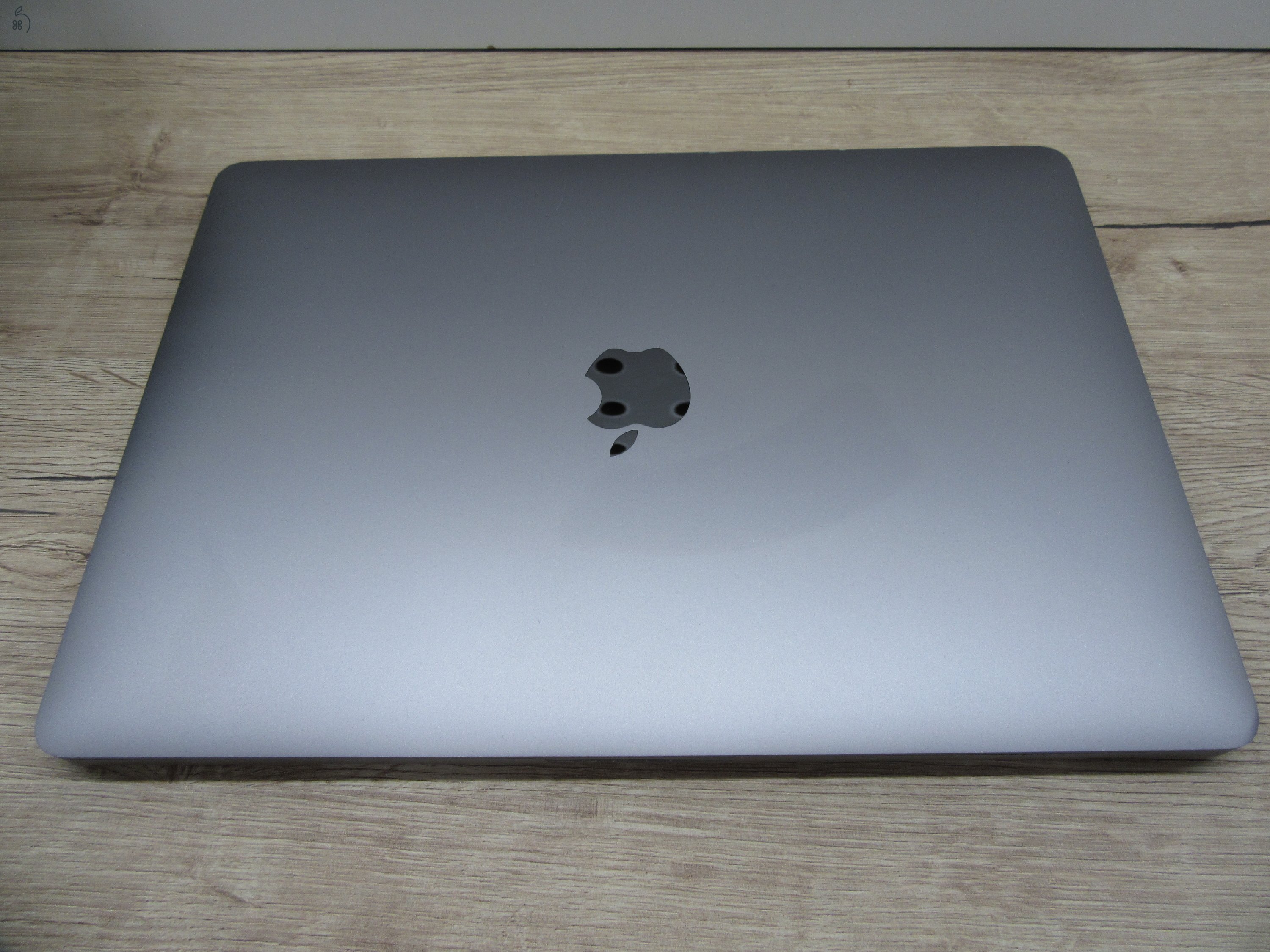 Apple MacBook Pro 13” (2020, M1) – Retina 2560×1600, akár 17 óra – 16 GB RAM – 1 TB SSD – Használt, megkímélt – ~87% akku – 3 hónap garancia