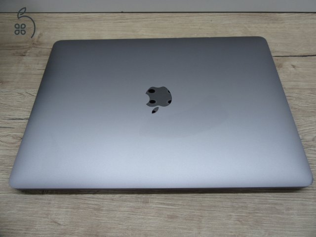 Apple MacBook Pro 13” (2020, M1) – Retina 2560×1600, akár 17 óra – 16 GB RAM – 1 TB SSD – Használt, megkímélt – ~87% akku – 3 hónap garancia