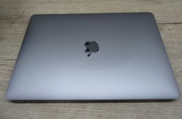 Apple MacBook Pro 13” (2020, M1) – Retina 2560×1600, akár 17 óra – 16 GB RAM – 1 TB SSD – Használt, megkímélt – ~87% akku – 3 hónap garancia