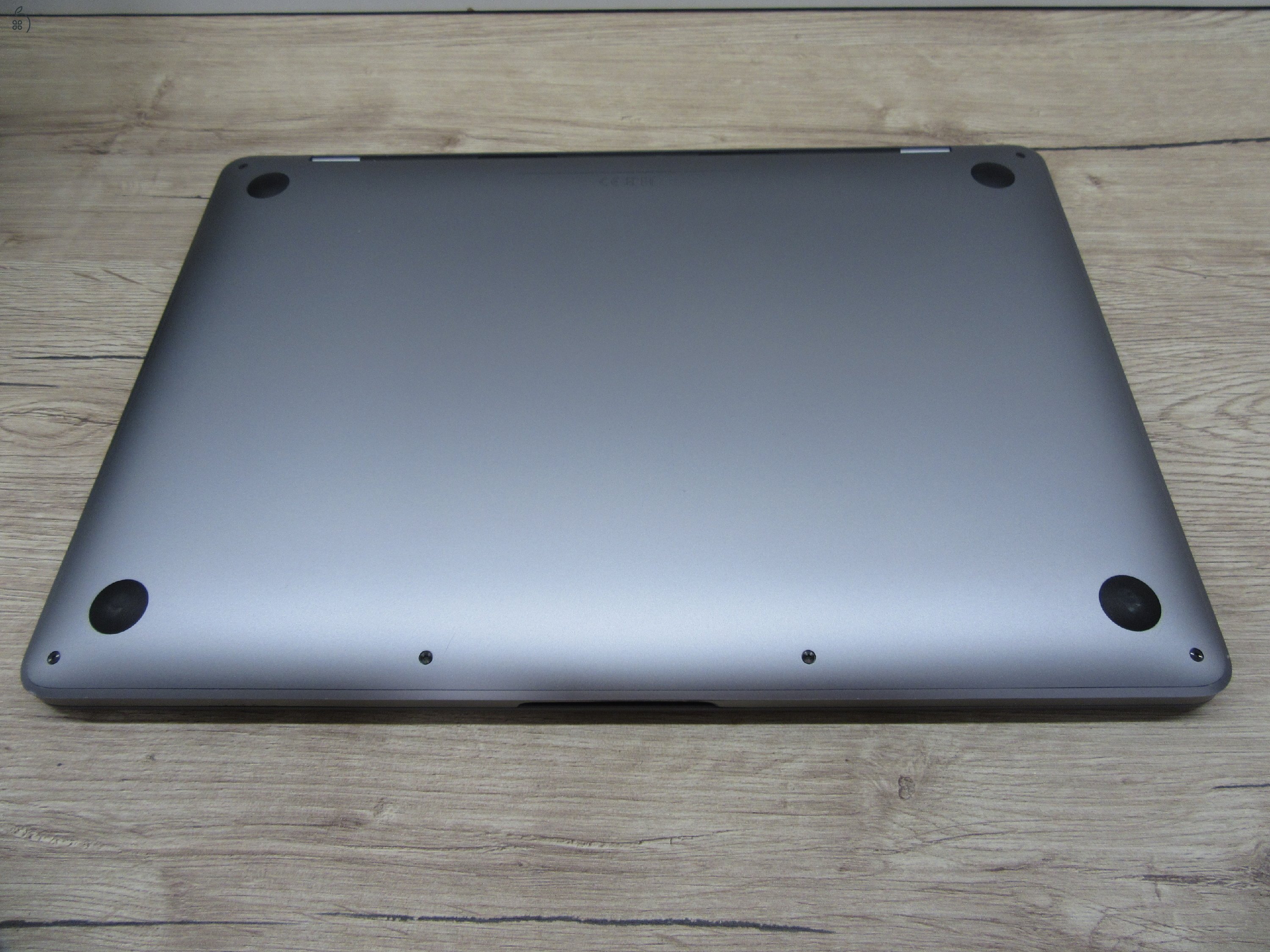 Apple MacBook Pro 13” (2020, M1) – Retina 2560×1600, akár 17 óra – 16 GB RAM – 1 TB SSD – Használt, megkímélt – ~87% akku – 3 hónap garancia