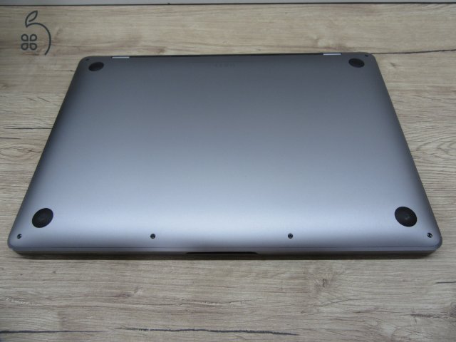 Apple MacBook Pro 13” (2020, M1) – Retina 2560×1600, akár 17 óra – 16 GB RAM – 1 TB SSD – Használt, megkímélt – ~87% akku – 3 hónap garancia