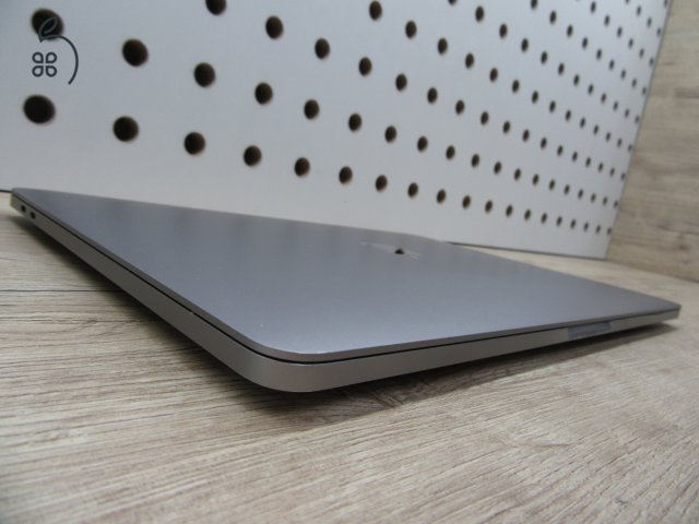 Apple MacBook Pro 13” (2020, M1) – Retina 2560×1600, akár 17 óra – 16 GB RAM – 1 TB SSD – Használt, megkímélt – ~87% akku – 3 hónap garancia