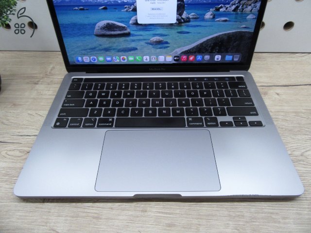 Apple MacBook Pro 13” (2020, M1) – Retina 2560×1600, akár 17 óra – 16 GB RAM – 1 TB SSD – Használt, megkímélt – ~87% akku – 3 hónap garancia