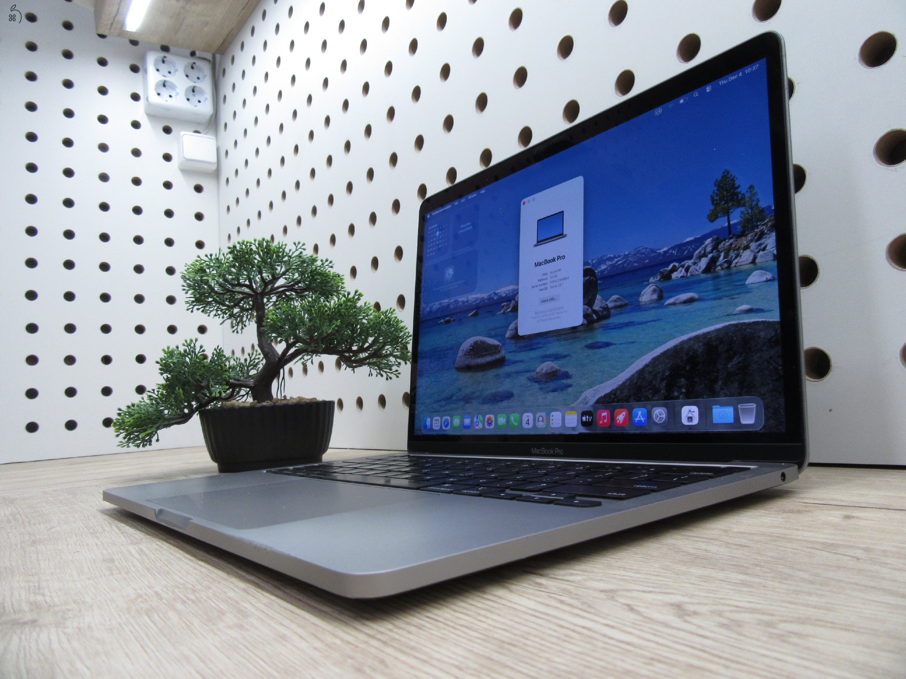 Apple MacBook Pro 13” (2020, M1) – Retina 2560×1600, akár 17 óra – 16 GB RAM – 1 TB SSD – Használt, megkímélt – ~87% akku – 3 hónap garancia