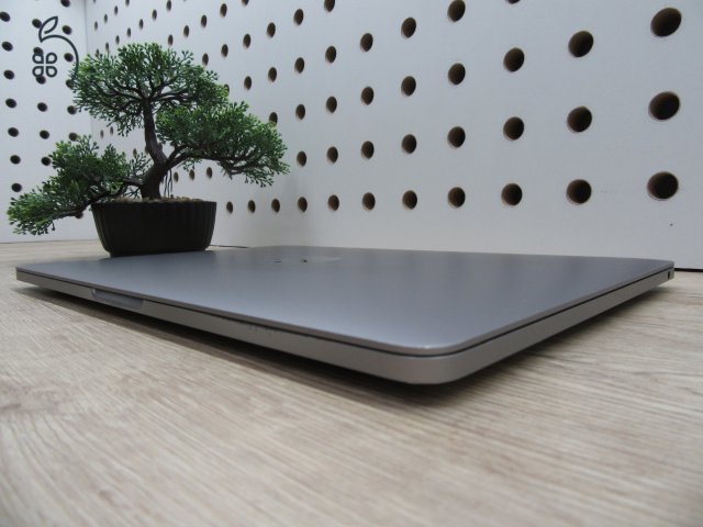 Apple MacBook Pro 13” (2020, M1) – Retina 2560×1600, akár 17 óra – 16 GB RAM – 1 TB SSD – Használt, megkímélt – ~87% akku – 3 hónap garancia