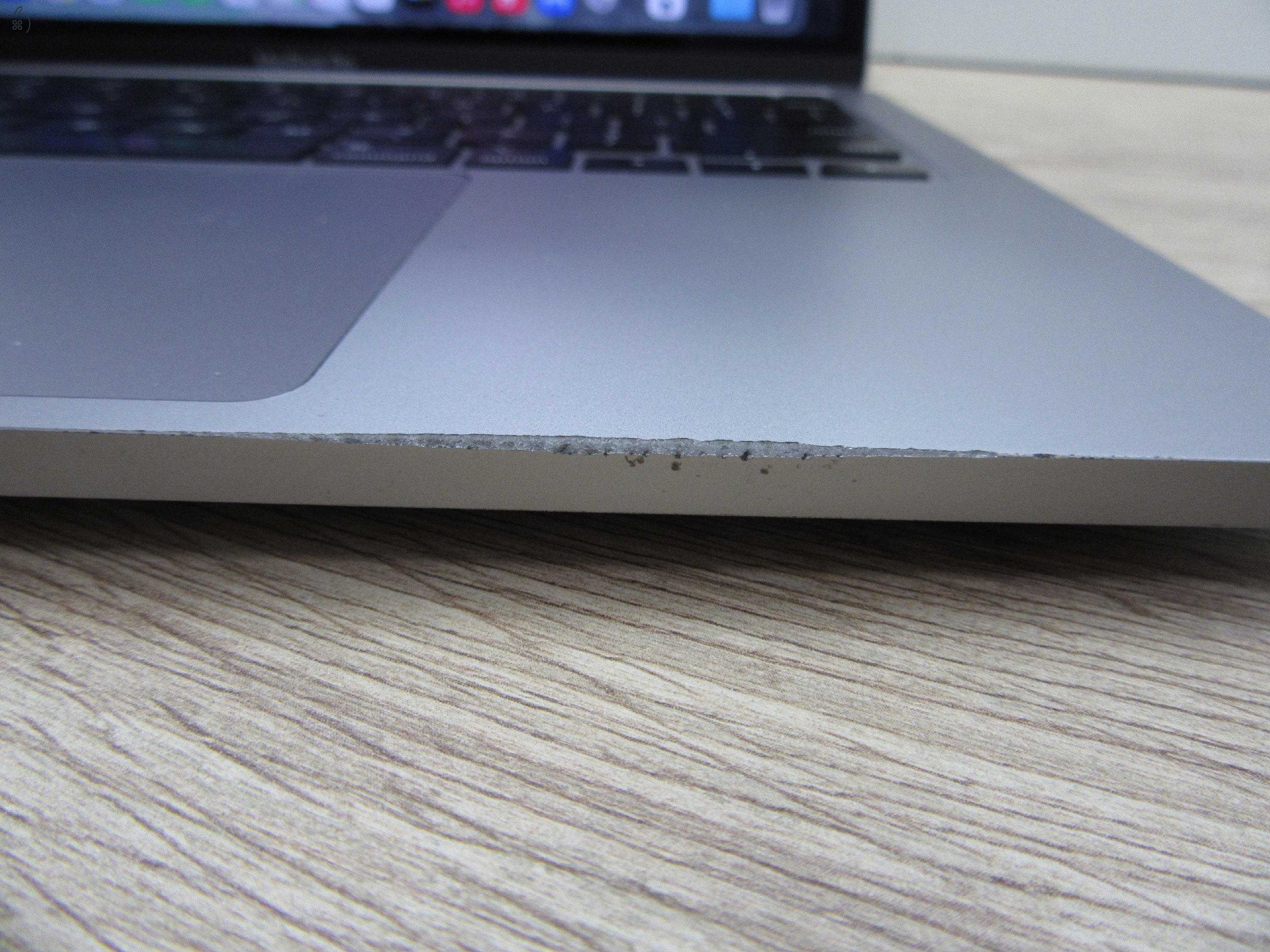 Apple MacBook Pro 13” (2020, M1) – Retina 2560×1600, akár 17 óra – 16 GB RAM – 1 TB SSD – Használt, megkímélt – ~87% akku – 3 hónap garancia