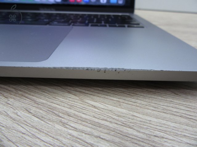 Apple MacBook Pro 13” (2020, M1) – Retina 2560×1600, akár 17 óra – 16 GB RAM – 1 TB SSD – Használt, megkímélt – ~87% akku – 3 hónap garancia