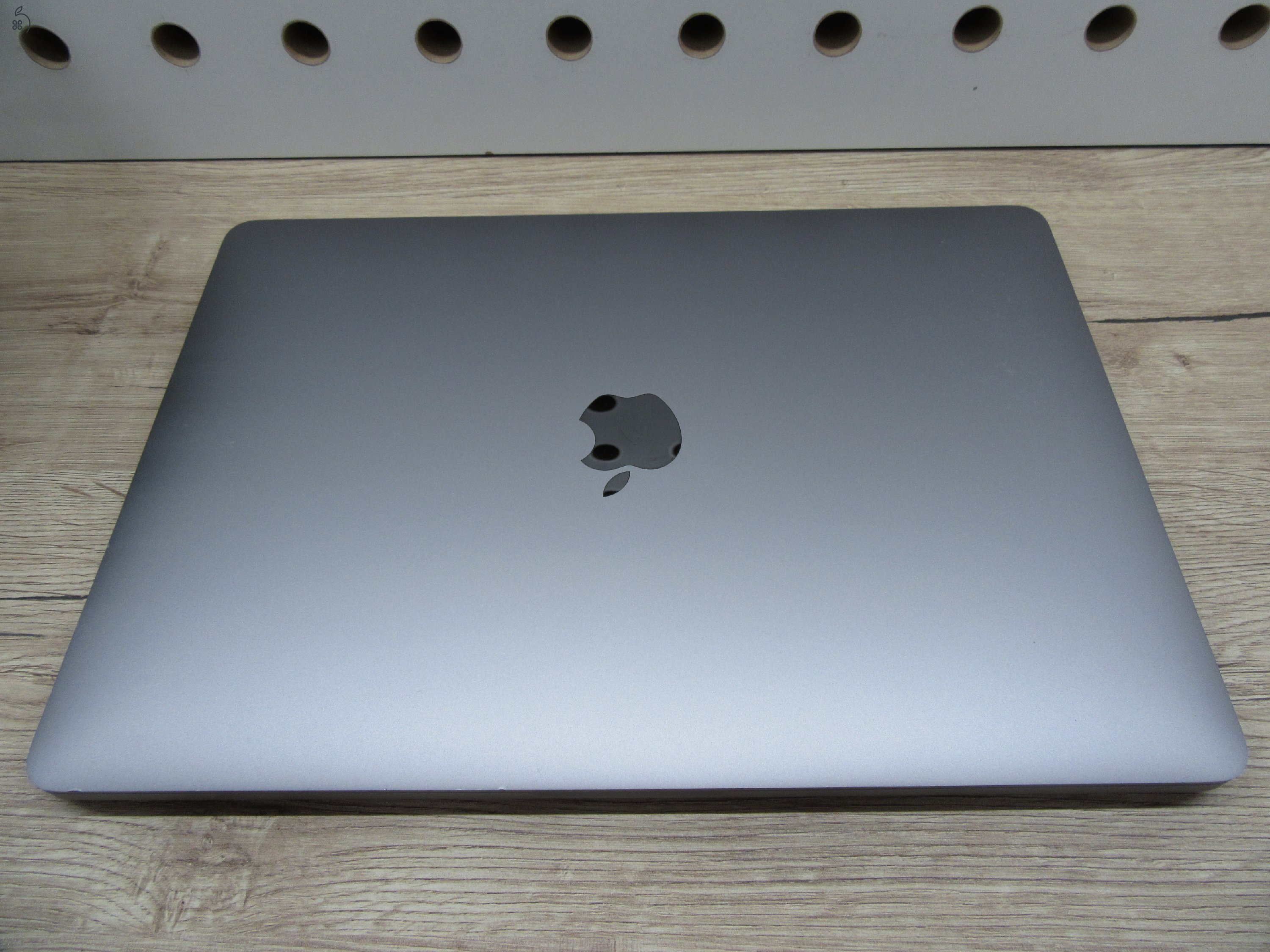 Apple MacBook Pro 13” (2020, M1) – Retina 2560×1600, akár 17 óra – 16 GB RAM – 1 TB SSD – Használt, szép állapot – 312 ciklus / 83% akku – 3 hónap garancia
