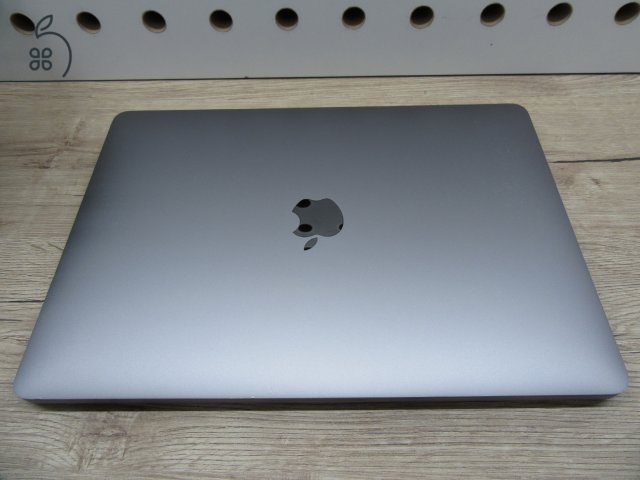Apple MacBook Pro 13” (2020, M1) – Retina 2560×1600, akár 17 óra – 16 GB RAM – 1 TB SSD – Használt, szép állapot – 312 ciklus / 83% akku – 3 hónap garancia