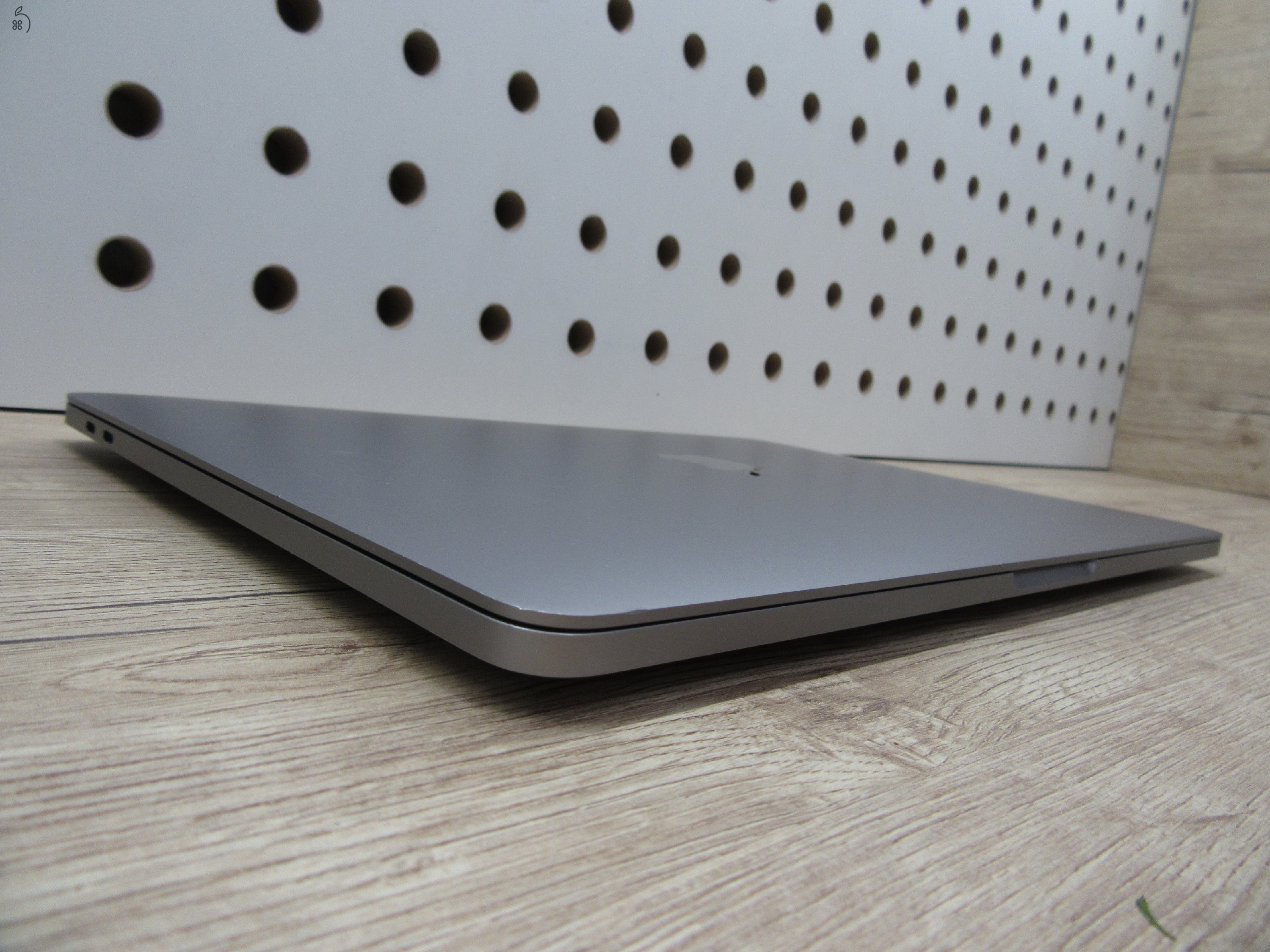 Apple MacBook Pro 13” (2020, M1) – Retina 2560×1600, akár 17 óra – 16 GB RAM – 1 TB SSD – Használt, szép állapot – 312 ciklus / 83% akku – 3 hónap garancia