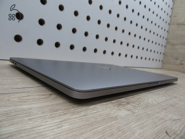 Apple MacBook Pro 13” (2020, M1) – Retina 2560×1600, akár 17 óra – 16 GB RAM – 1 TB SSD – Használt, szép állapot – 312 ciklus / 83% akku – 3 hónap garancia